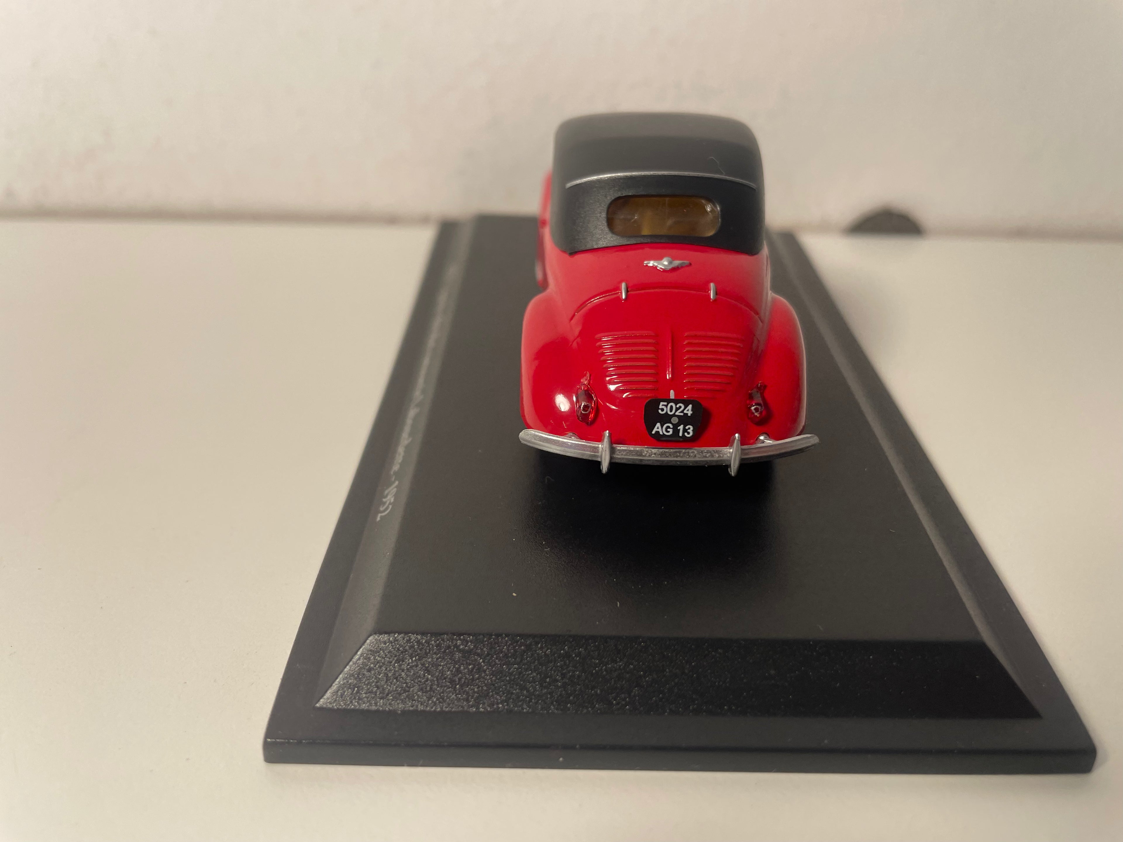 Renault 4 CV cabriolet rood met zwart dak 2-deurs Labourdette carrosserie uit 1952 (blister)
