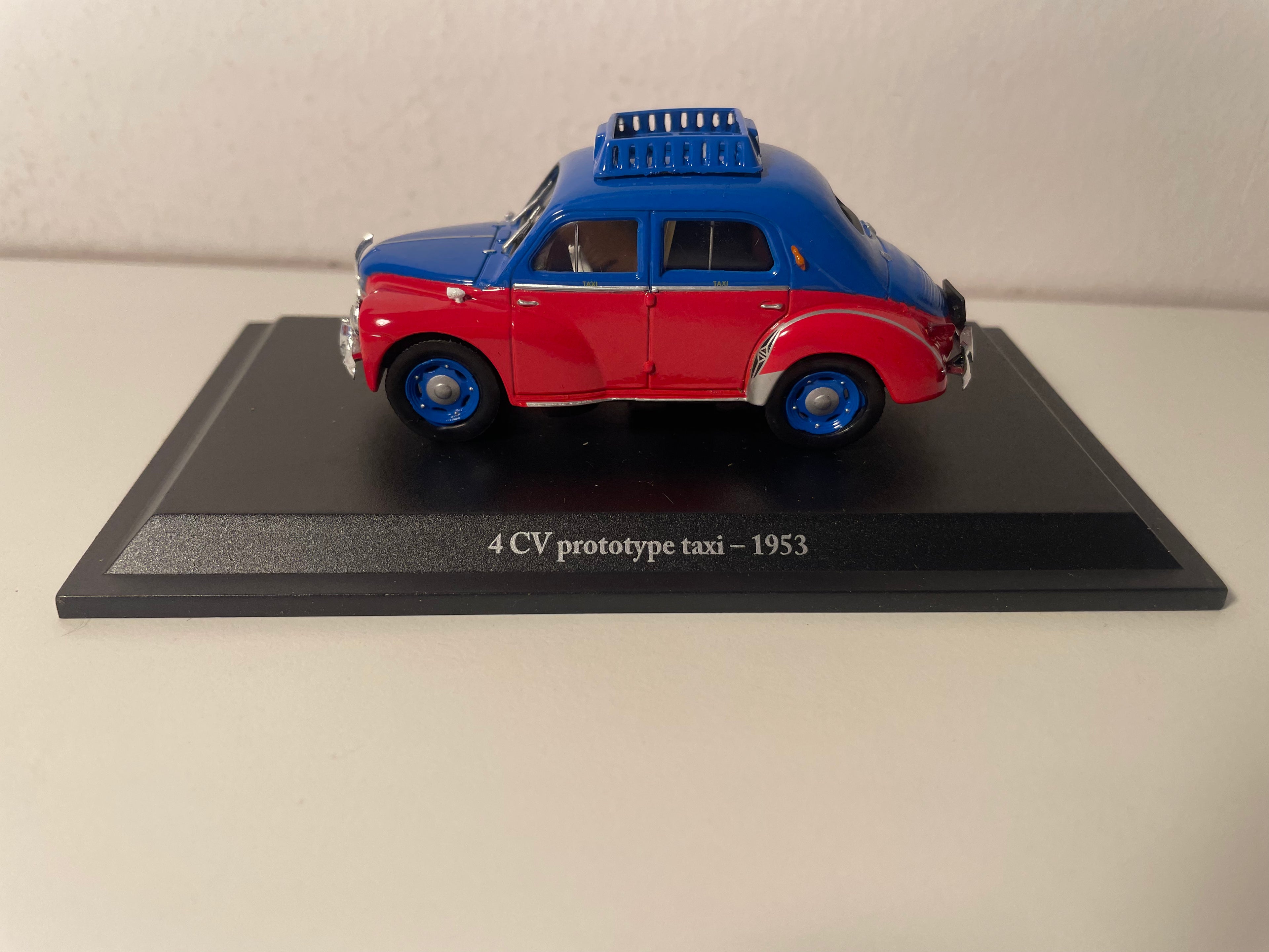 Renault 4 CV bleue et rouge prototype taxi de 1953 (blister)