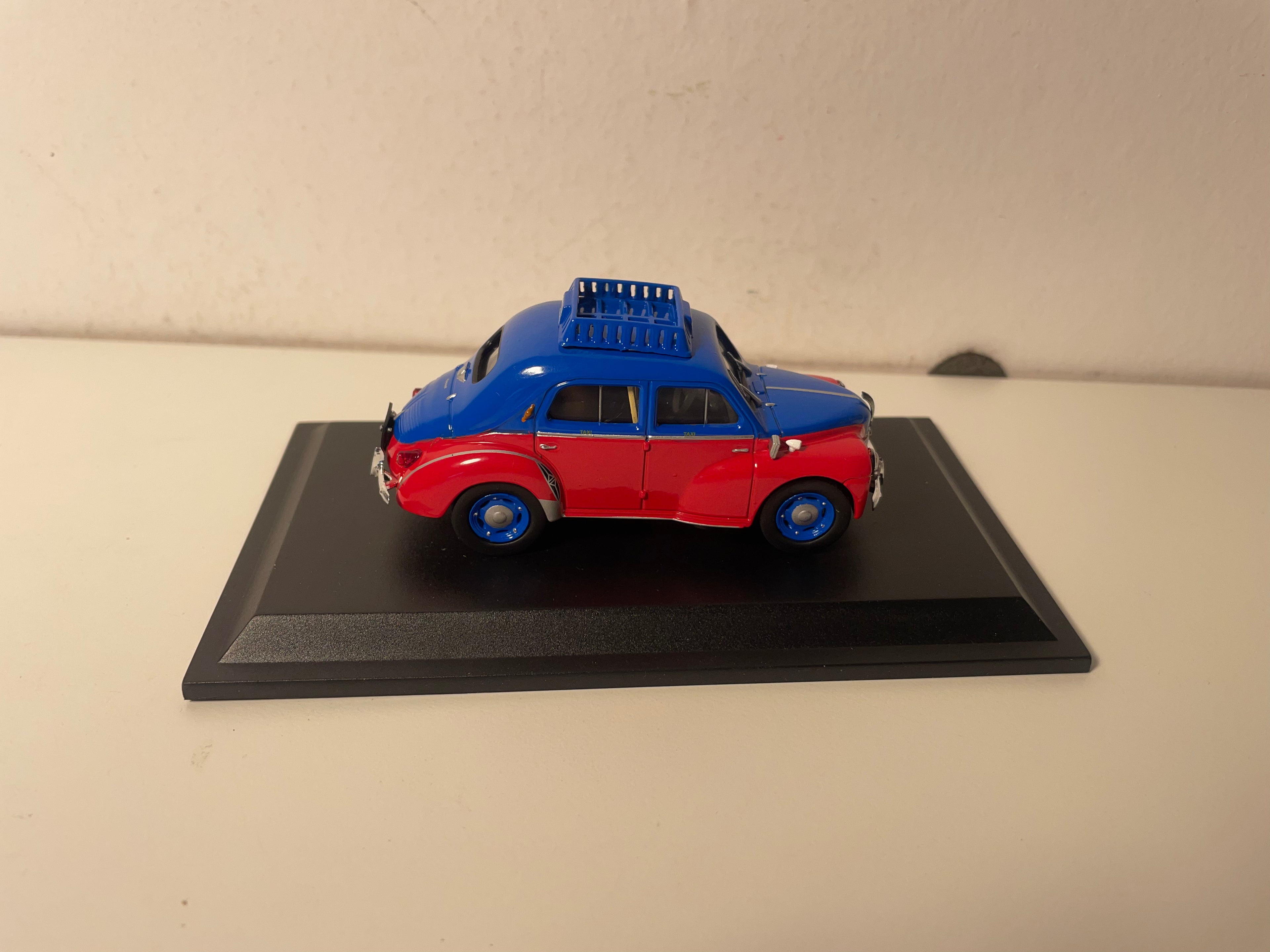 Renault 4 CV bleue et rouge prototype taxi de 1953 (blister)