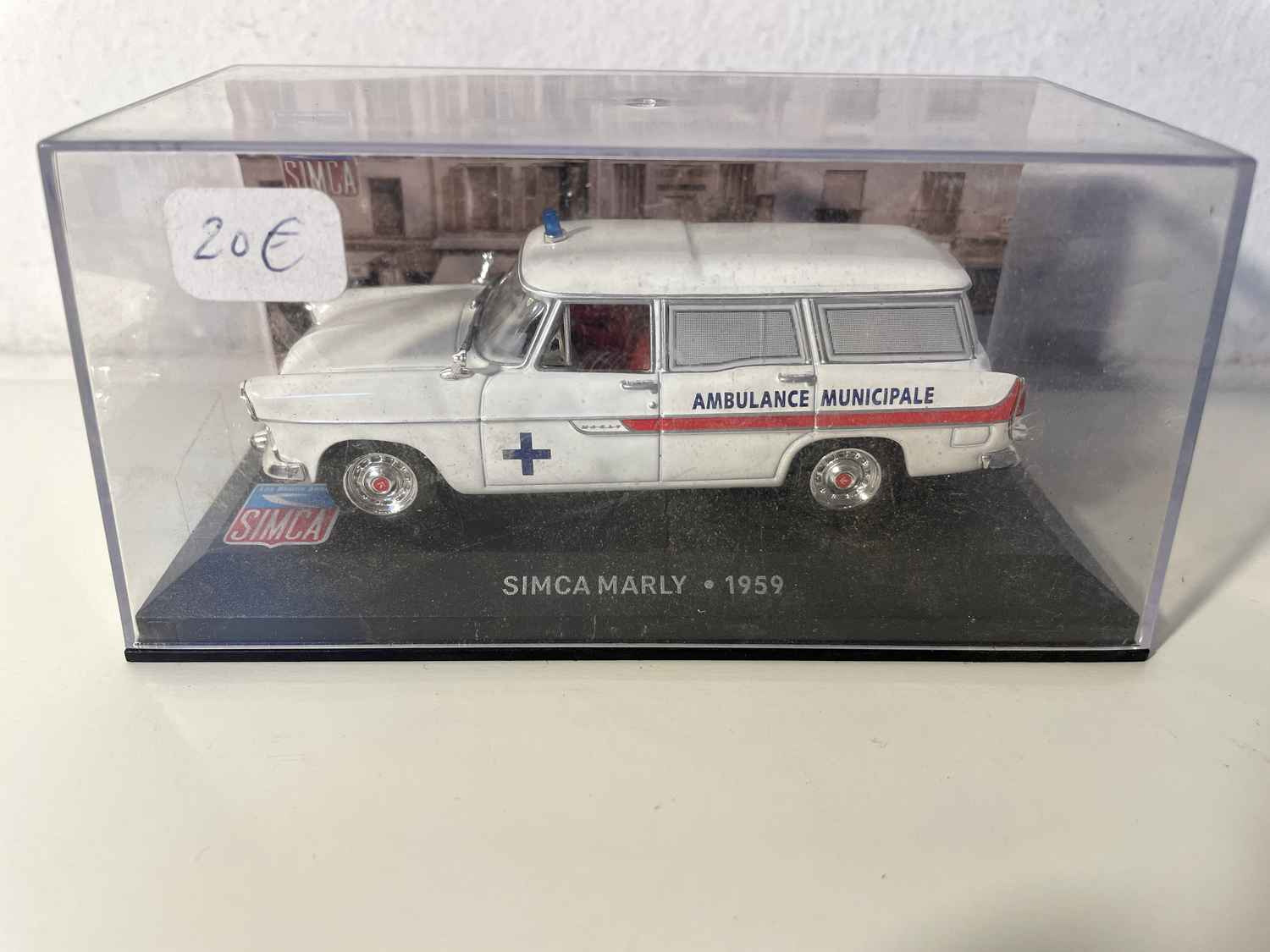 Ambulancia SIMCA Marly blanca de 1959