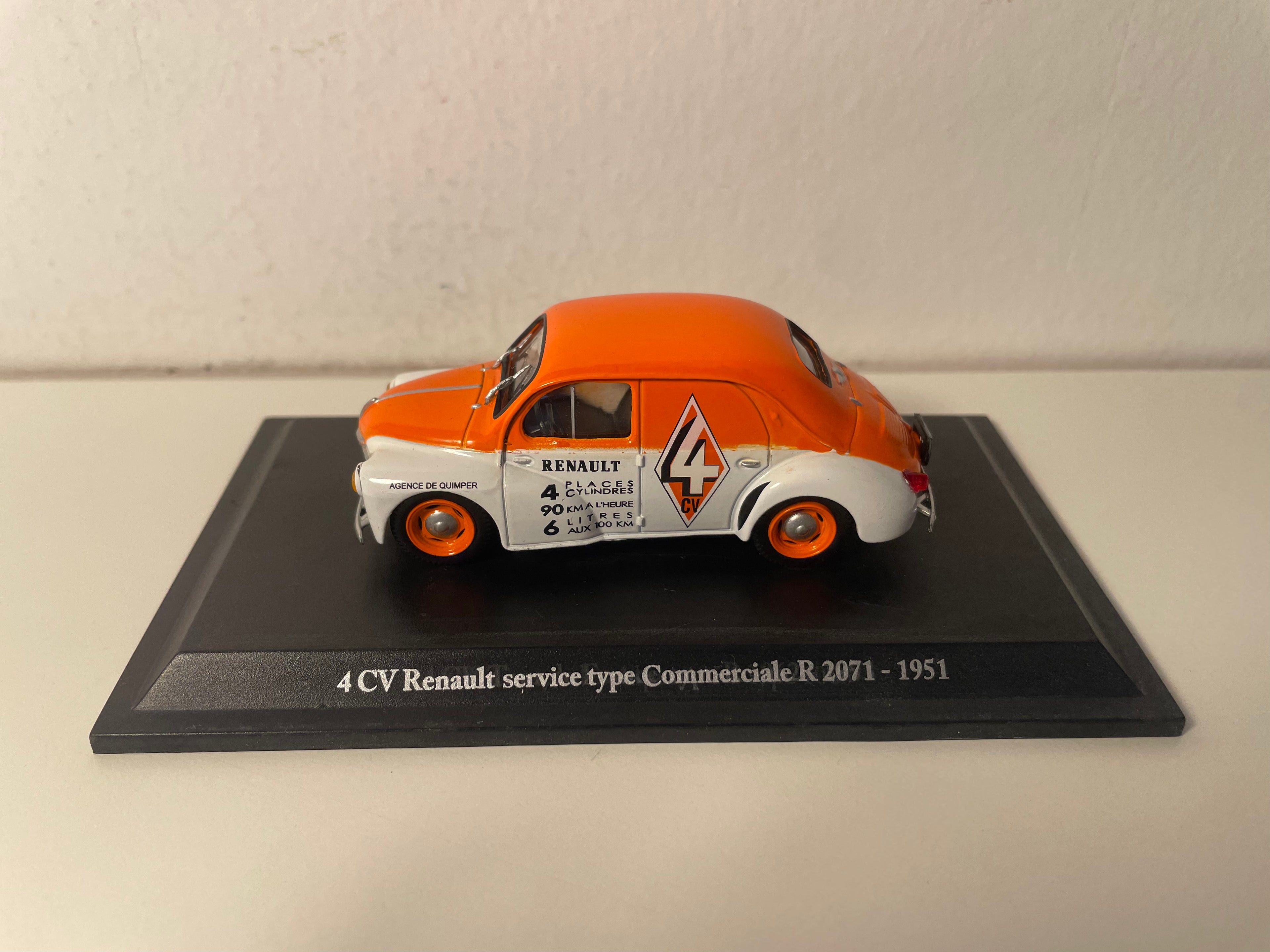 Renault 4 CV orange a wäiss komerziell Service R 2071 vun 1951 - Agentur zu Quimper (29) (blister)