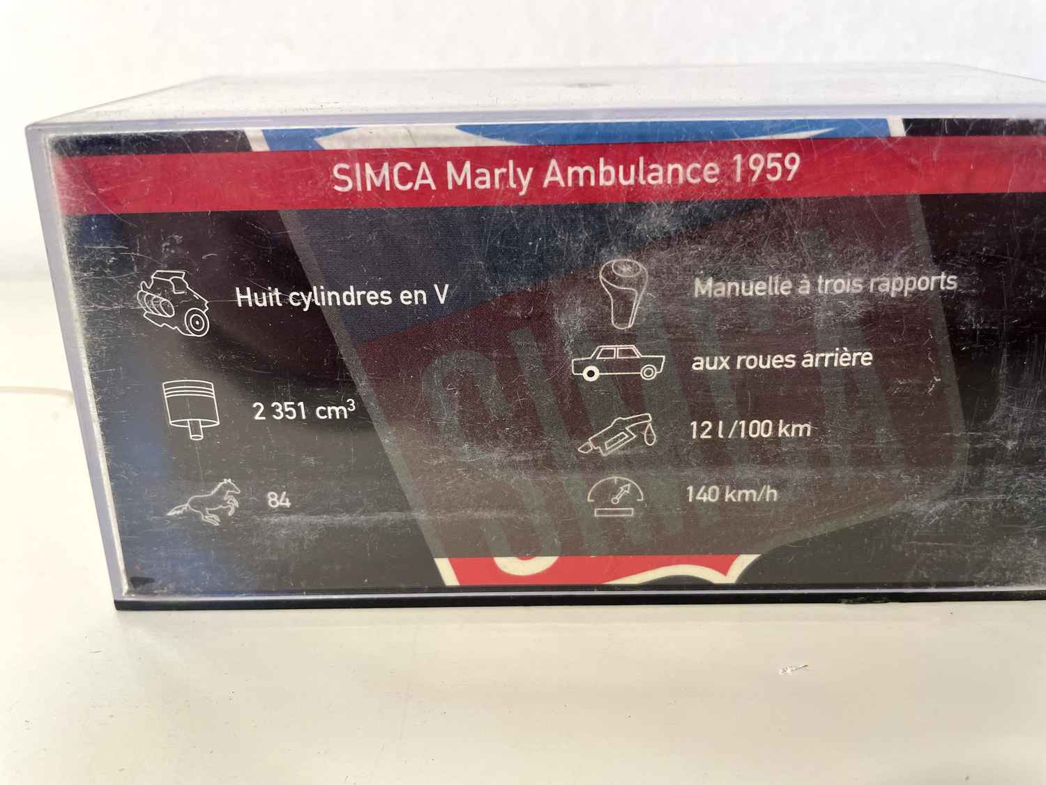 Ambulancia SIMCA Marly blanca de 1959
