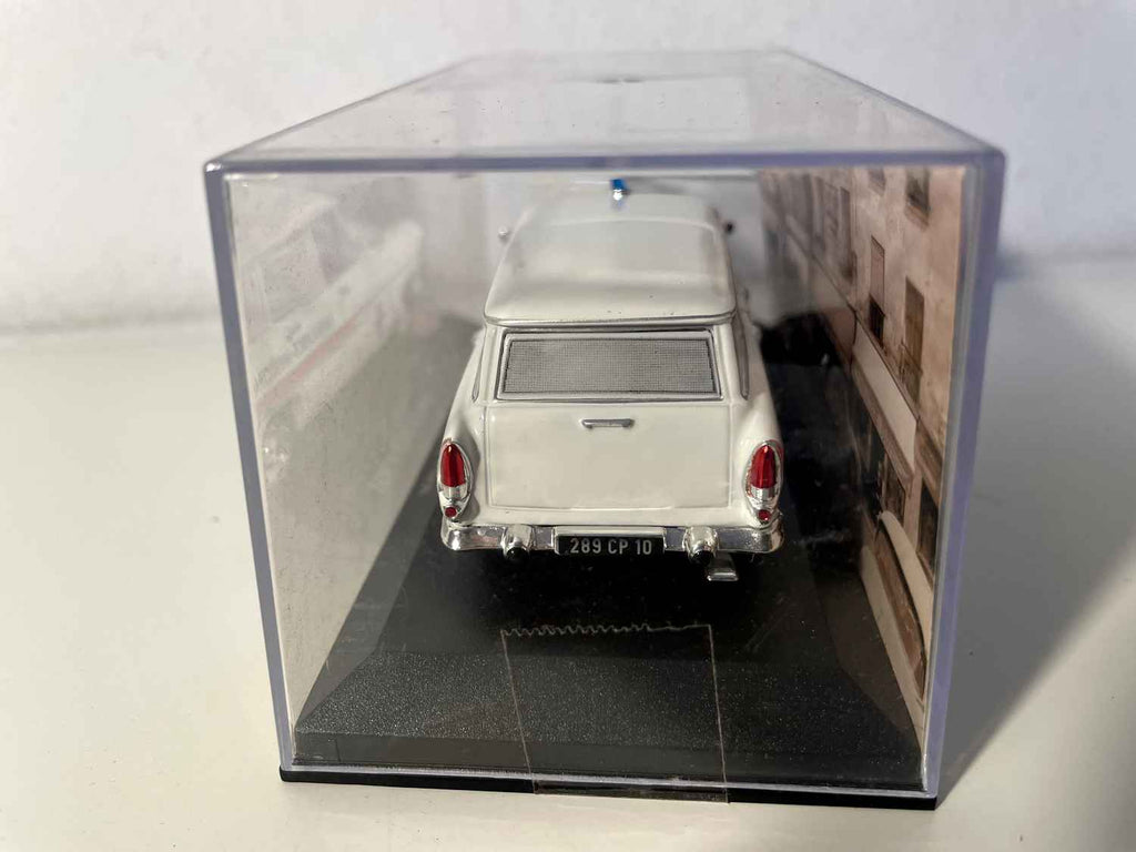 Ambulancia SIMCA Marly blanca de 1959