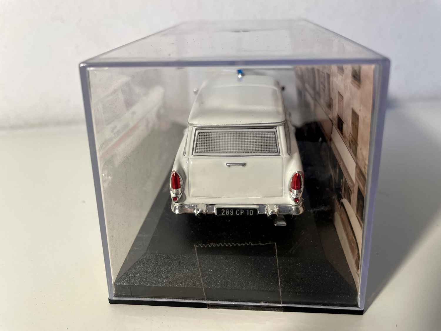 Ambulancia SIMCA Marly blanca de 1959