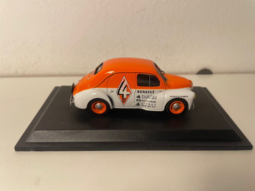 Renault 4 CV orange a wäiss komerziell Service R 2071 vun 1951 - Agentur zu Quimper (29) (blister)