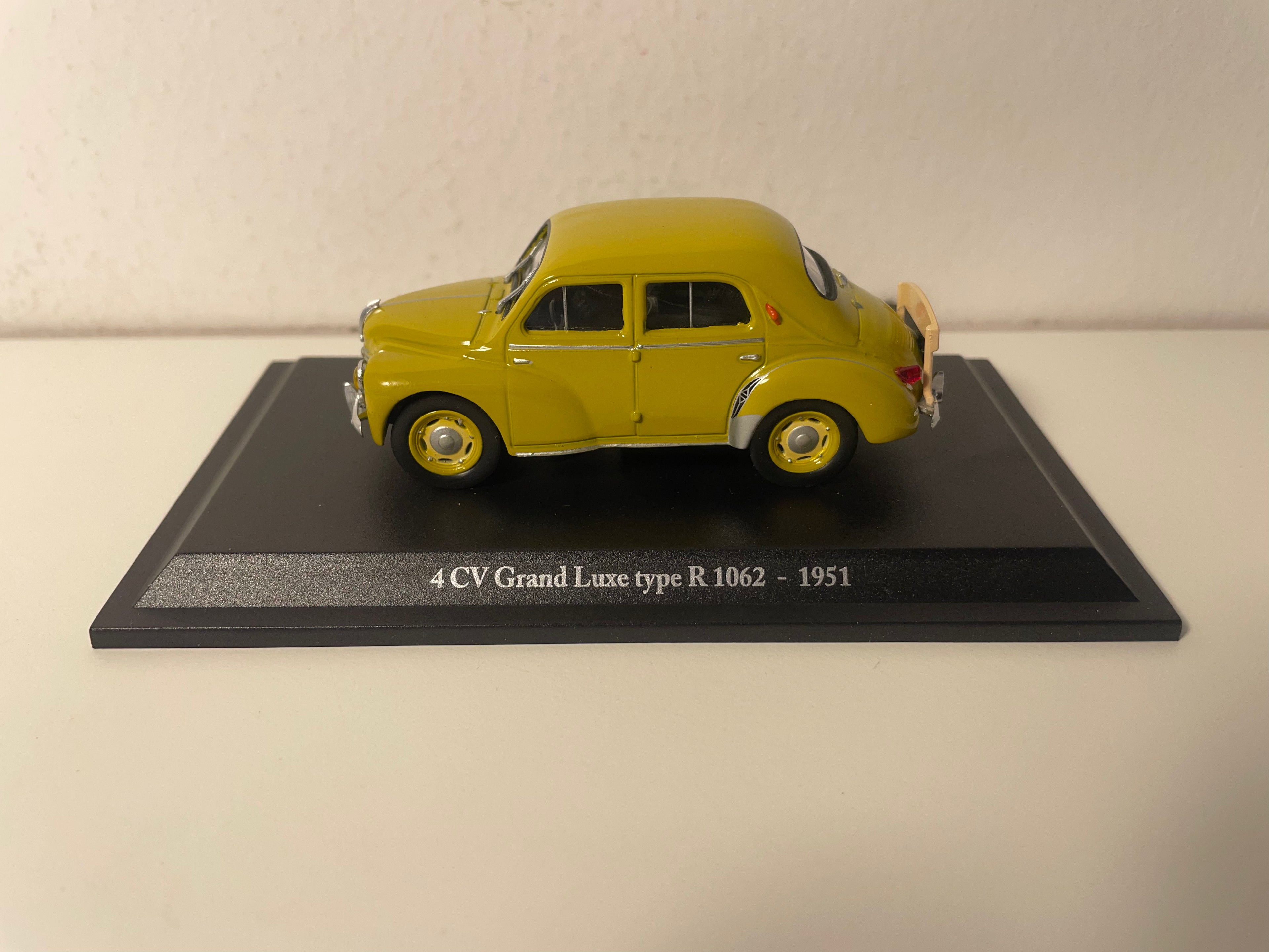 Renault 4 CV giallo senape grand luxe tipo R 1062 del 1951 (blister)