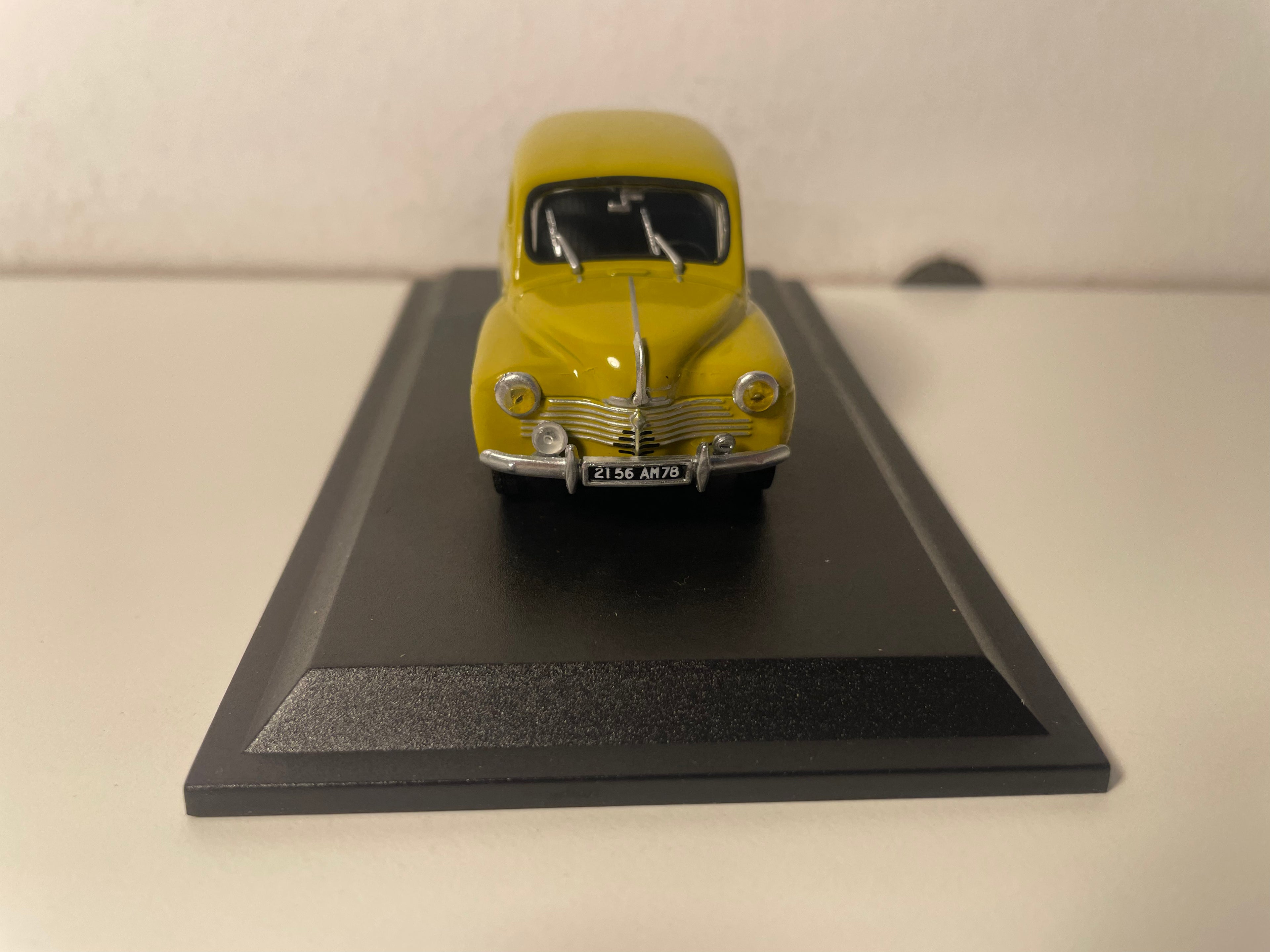 Renault 4 CV giallo senape grand luxe tipo R 1062 del 1951 (blister)