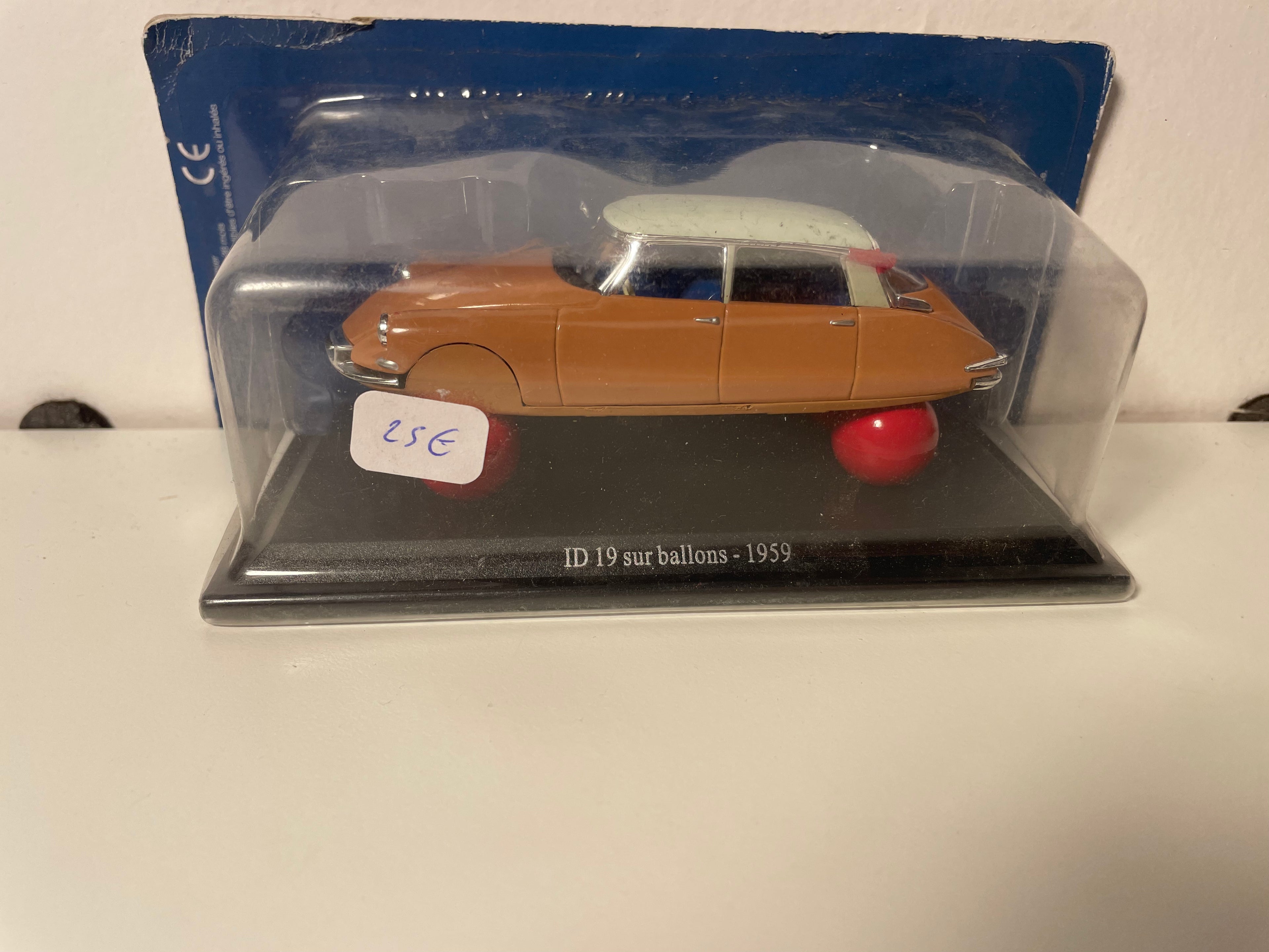 Citroën ID 19 op brong Balloner an engem gebroke wäisse Dach vu 1959 (an enger Blisterpack)