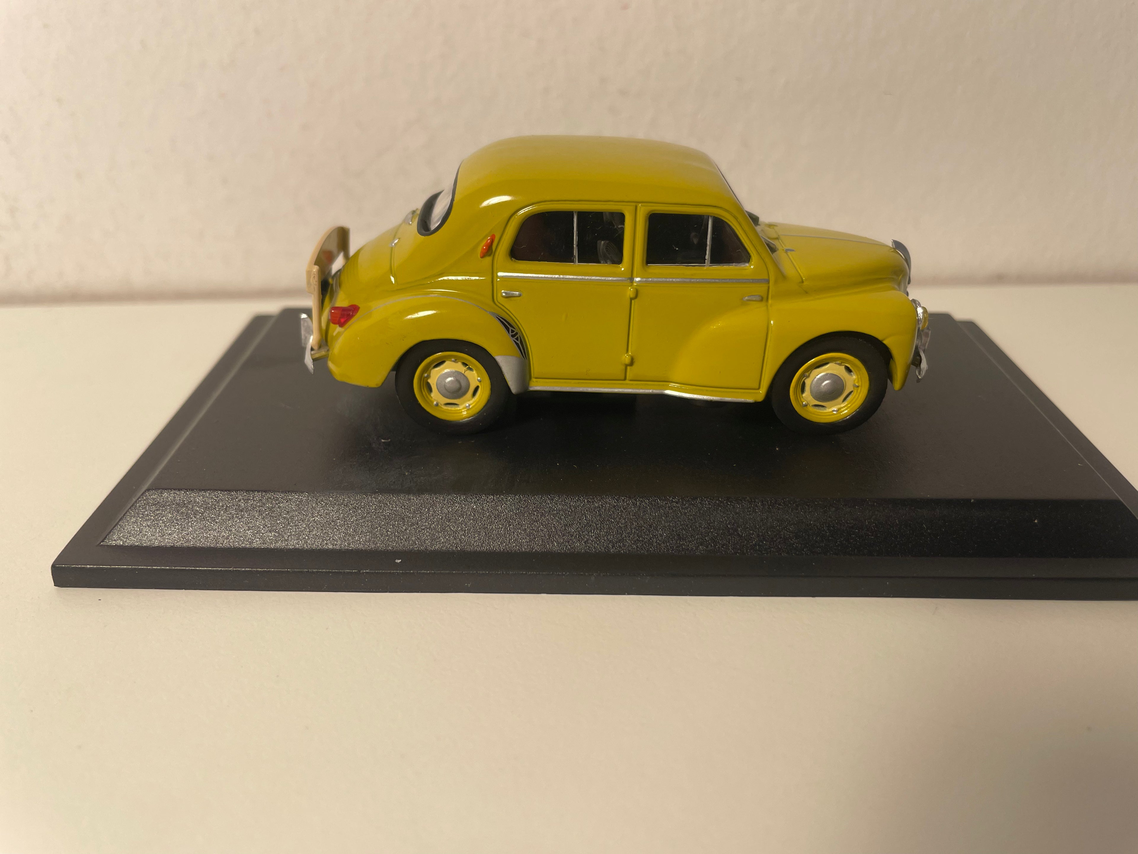 Renault 4 CV giallo senape grand luxe tipo R 1062 del 1951 (blister)