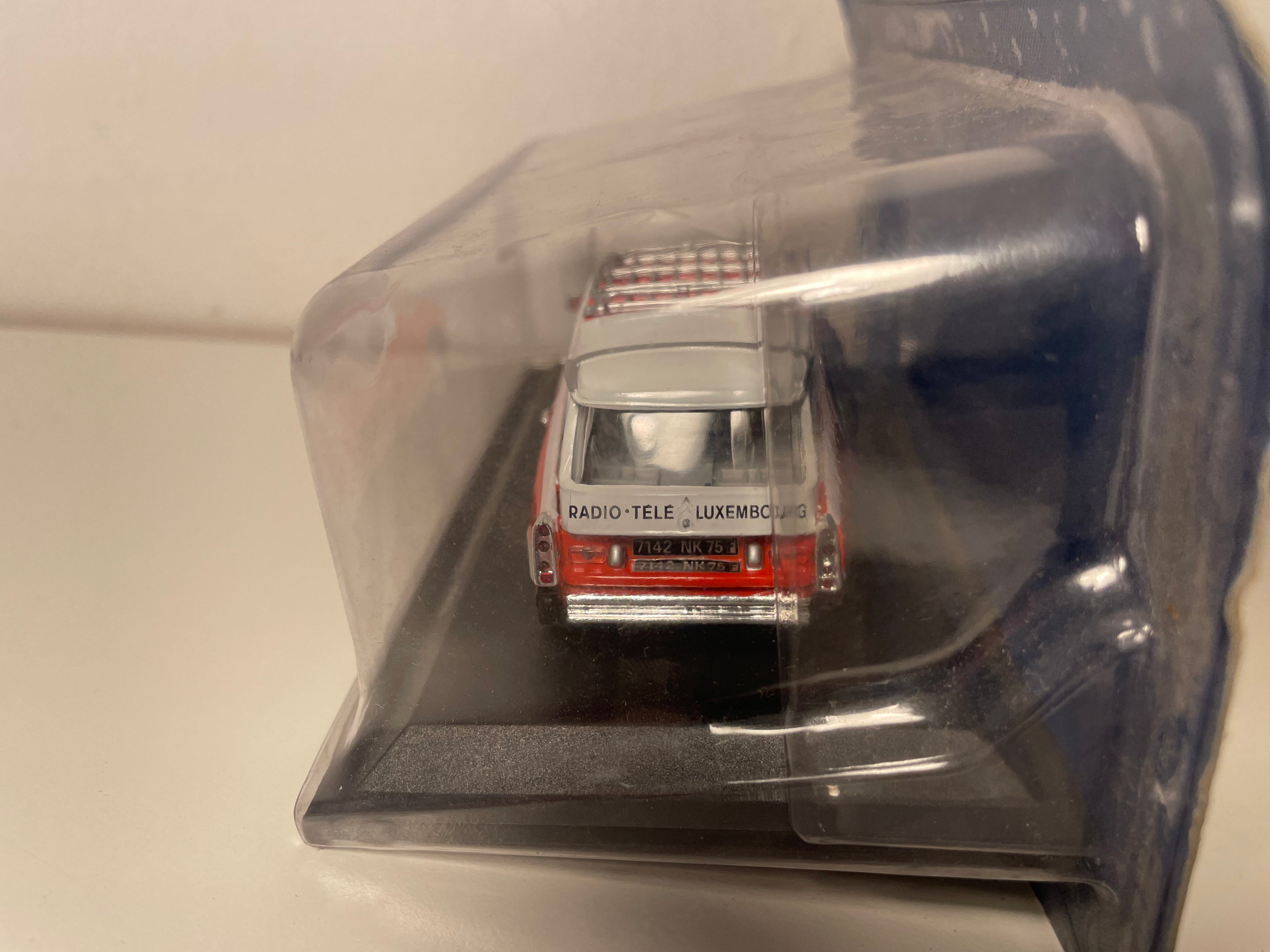 Citroën ID 19 Break in Weiß und Rot mit RADIO TELE LUXEMBOURG Galerie - RTL (in Blister)