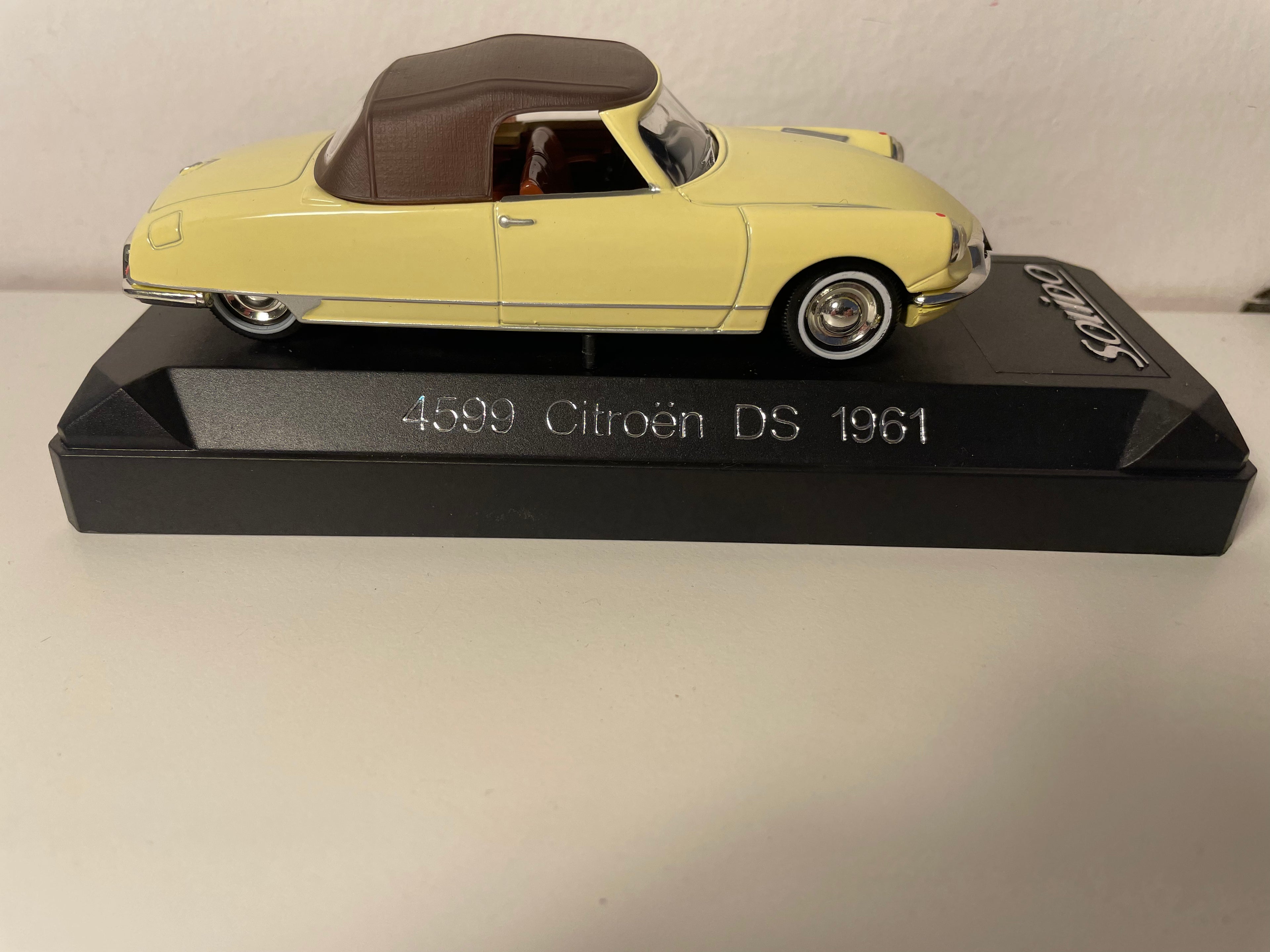 Citroën DS amarillo con capota marrón de 1961 - Solido referencia 4599