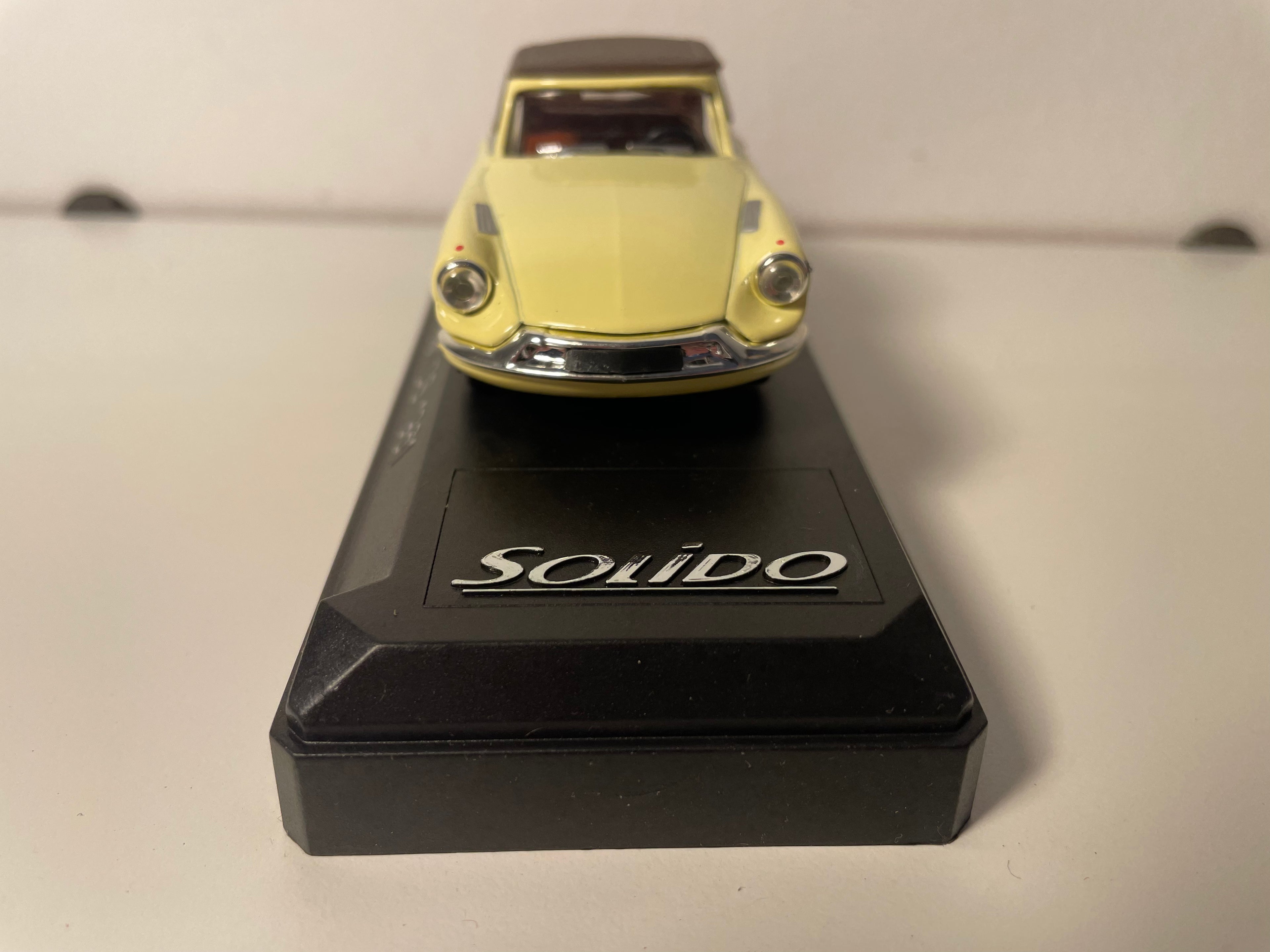 Citroën DS amarillo con capota marrón de 1961 - Solido referencia 4599