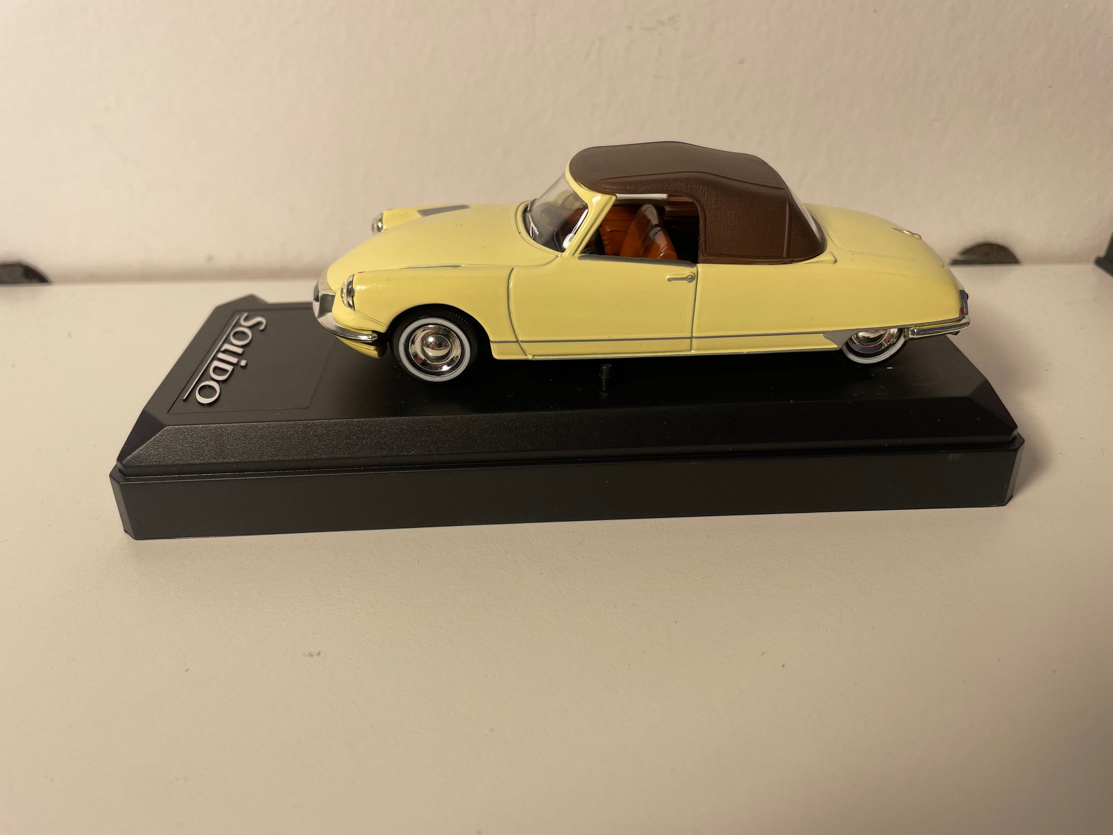 Citroën DS amarillo con capota marrón de 1961 - Solido referencia 4599