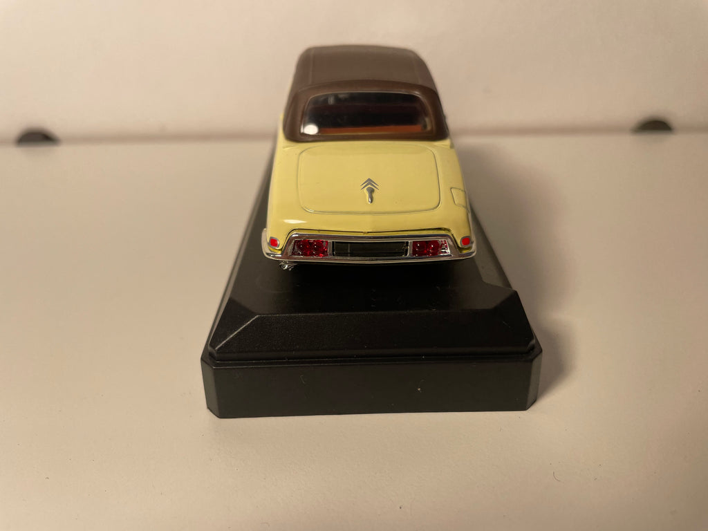 Citroën DS jaune pâle et capote marron de 1961 - Solido référence 4599