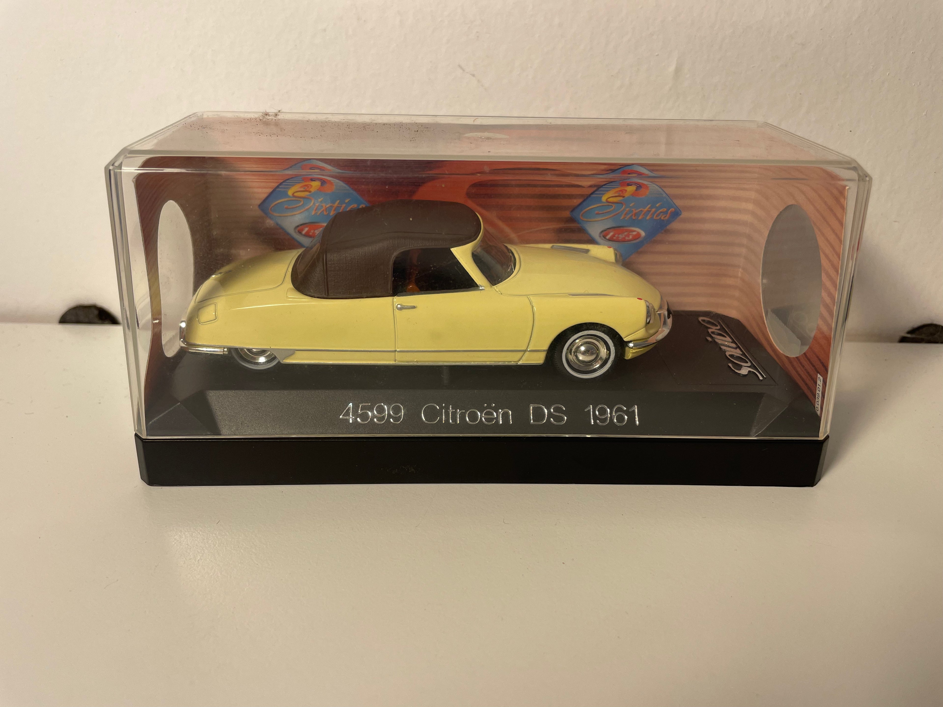 Citroën DS amarillo con capota marrón de 1961 - Solido referencia 4599
