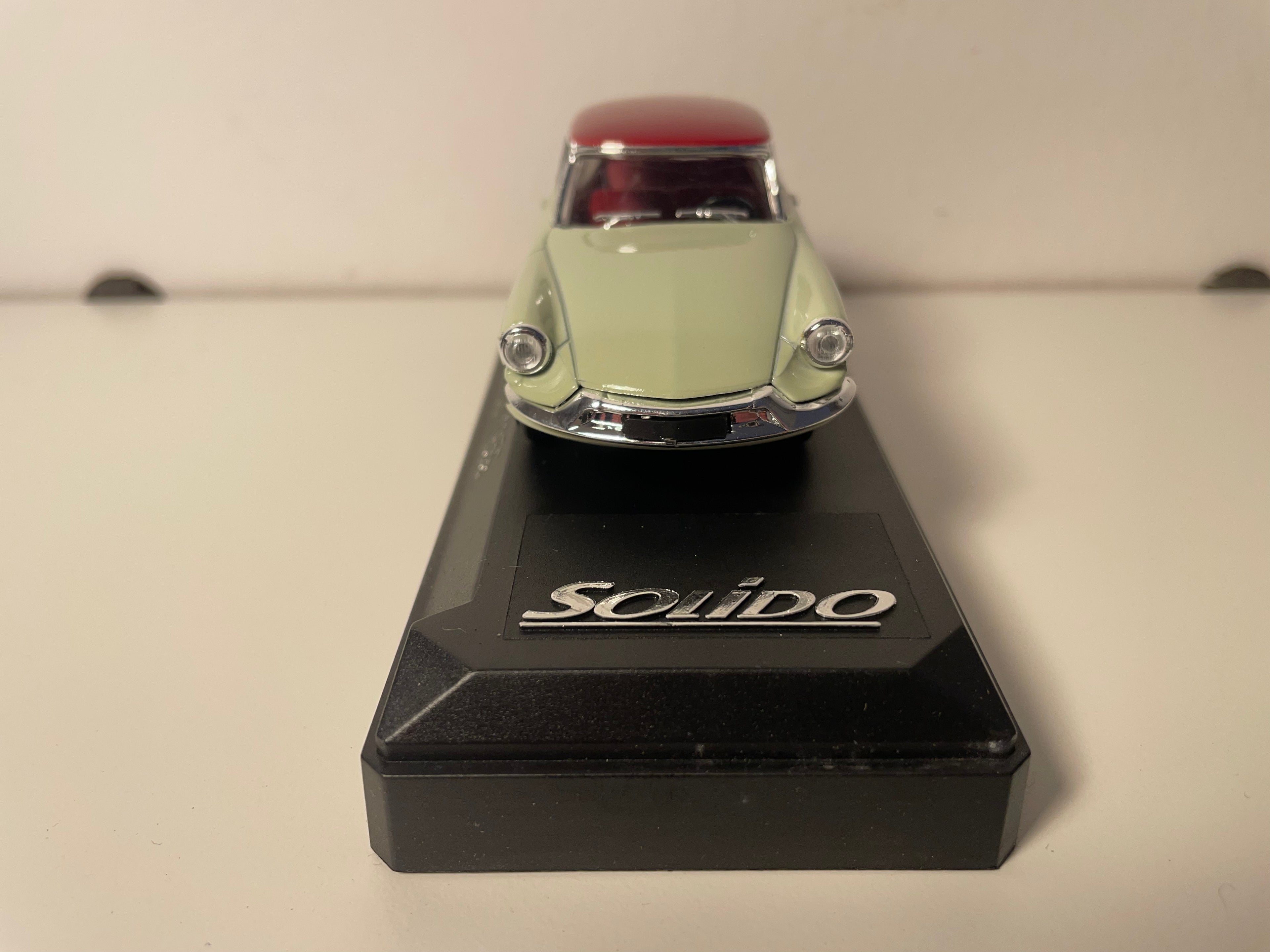 Citroën DS hellgréng a bordeaux Däischter vu 1956 - Solido Referenz 4562