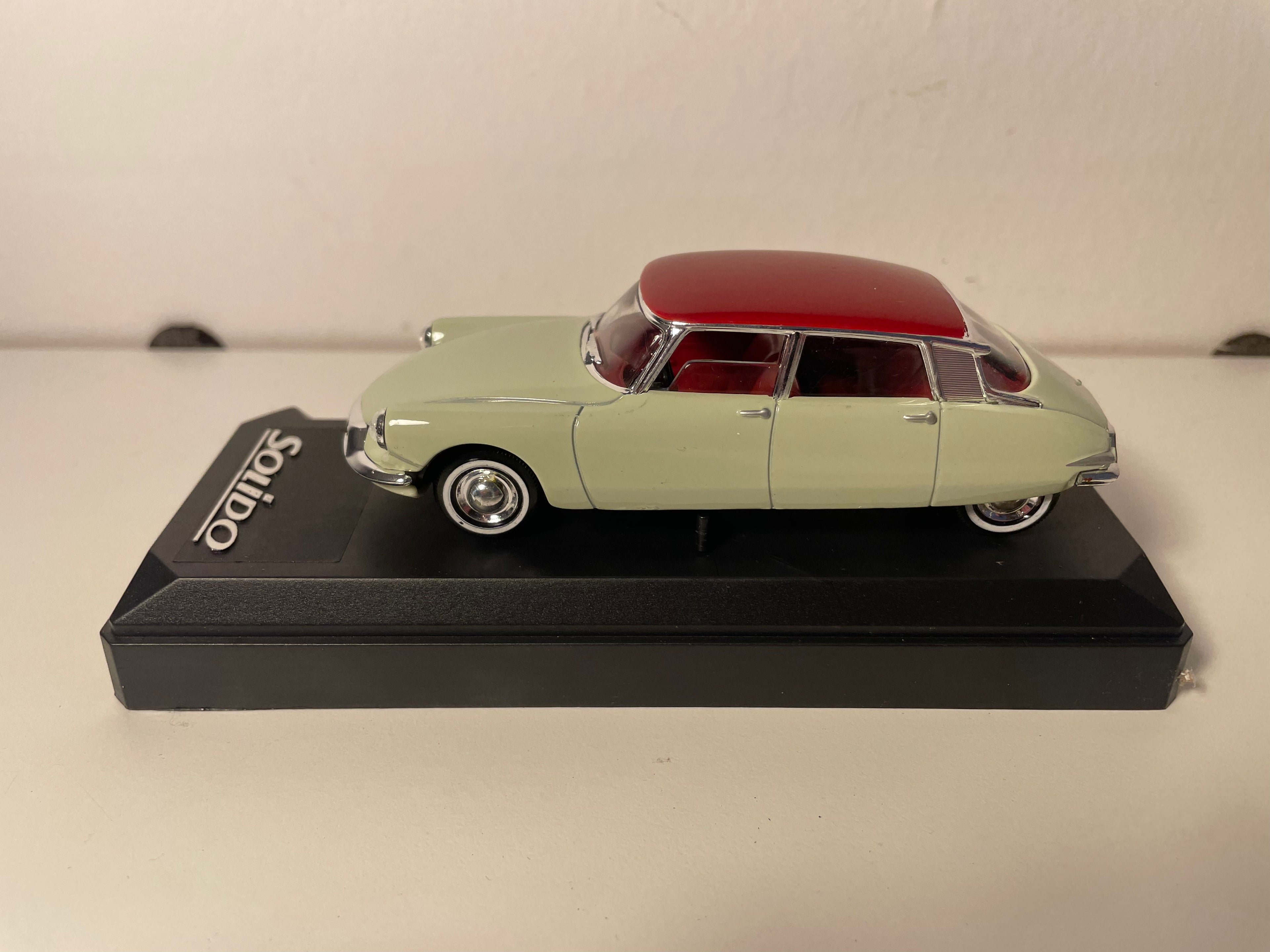 Citroën DS hellgréng a bordeaux Däischter vu 1956 - Solido Referenz 4562