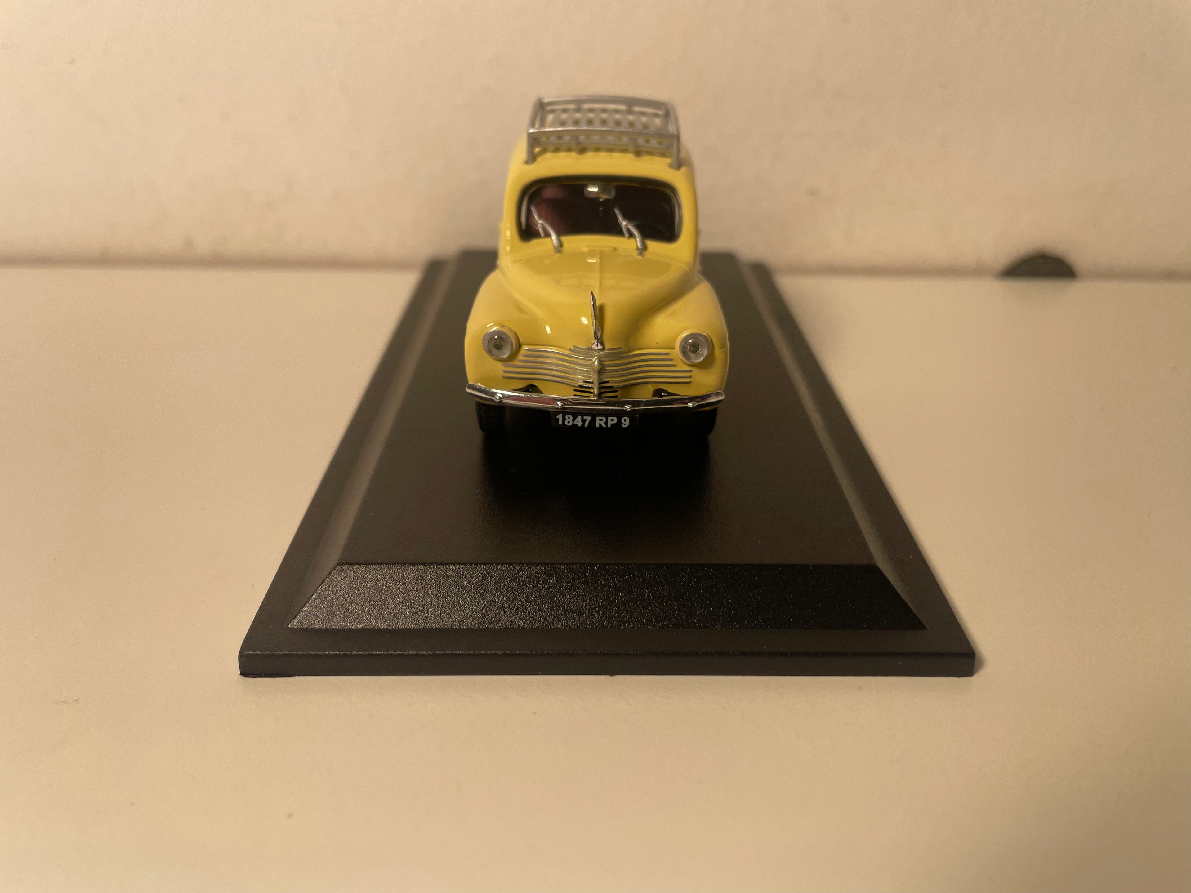 Renault 4 CV berline R 1060 jaune/beige ? avec galerie de 1947 (blister)