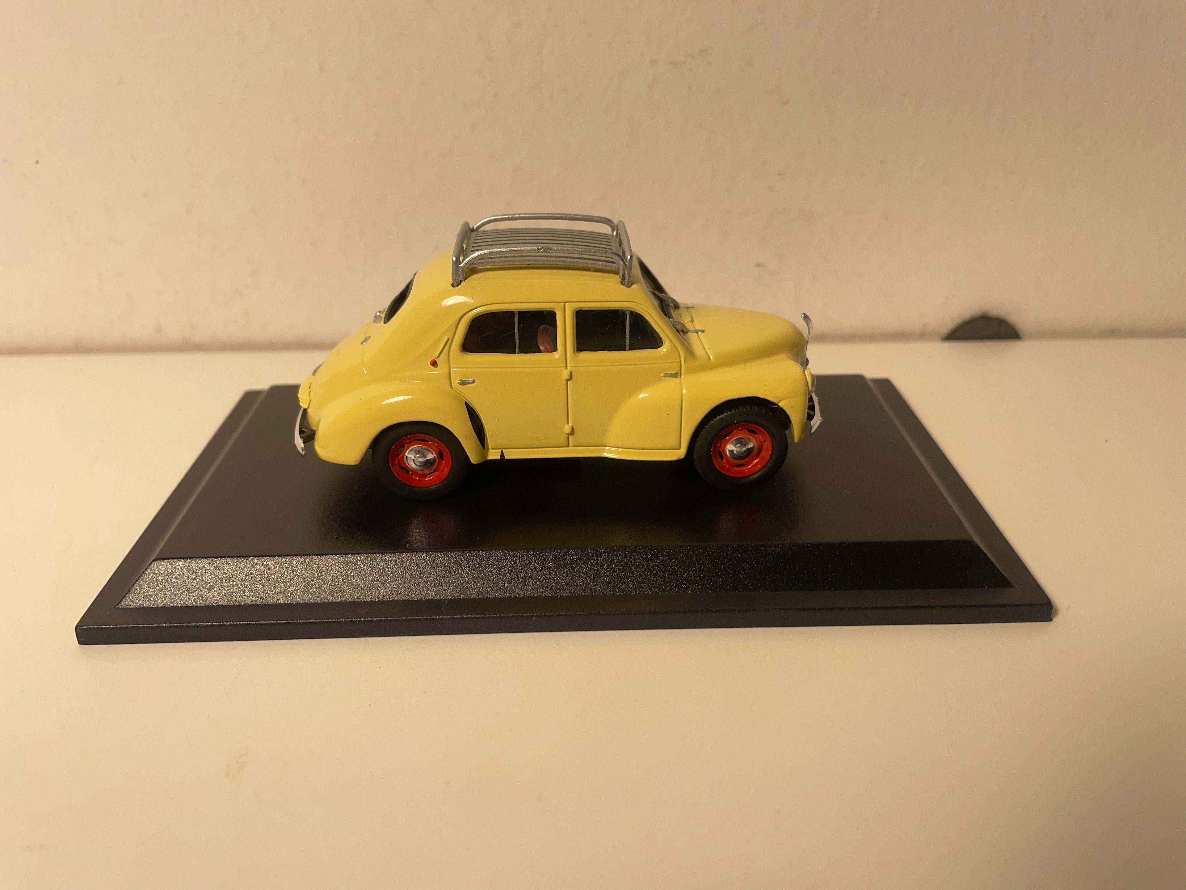 Renault 4 CV berline R 1060 jaune/beige ? avec galerie de 1947 (blister)