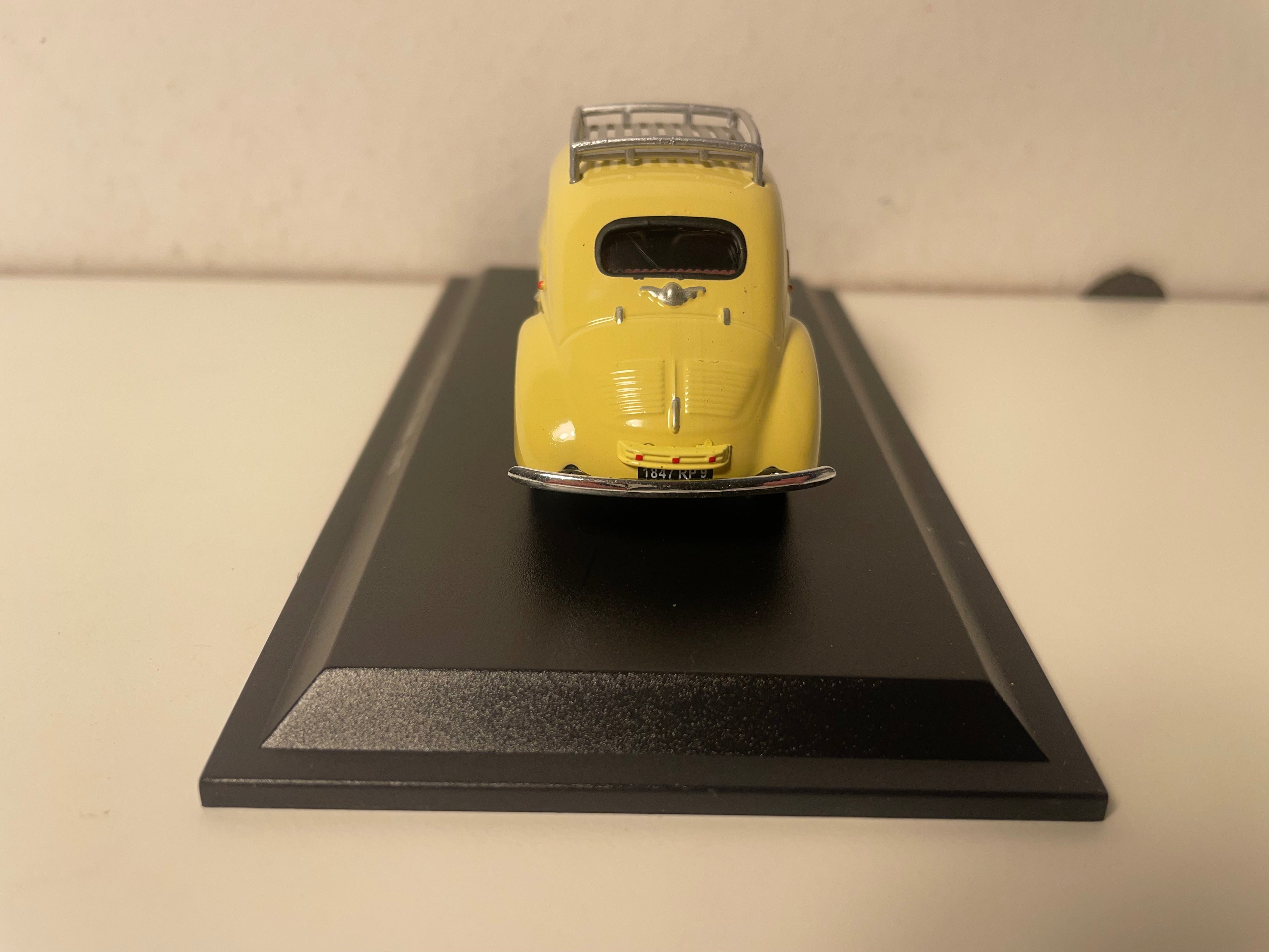 Renault 4 CV berline R 1060 jaune/beige ? avec galerie de 1947 (blister)