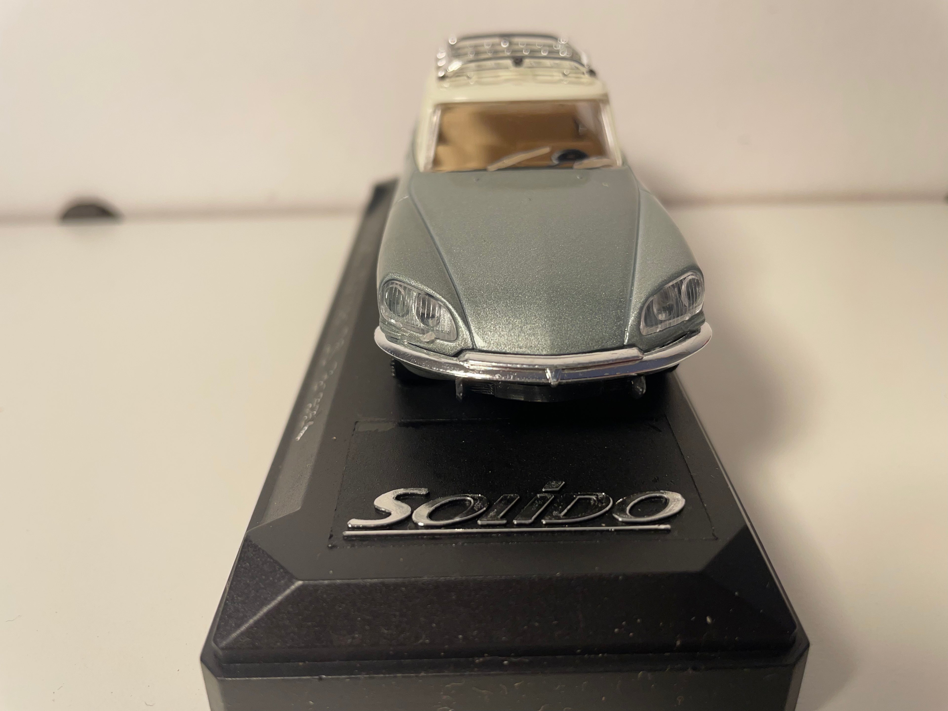 Citroën DS gris y techo beige con galería - Solido referencia 1863
