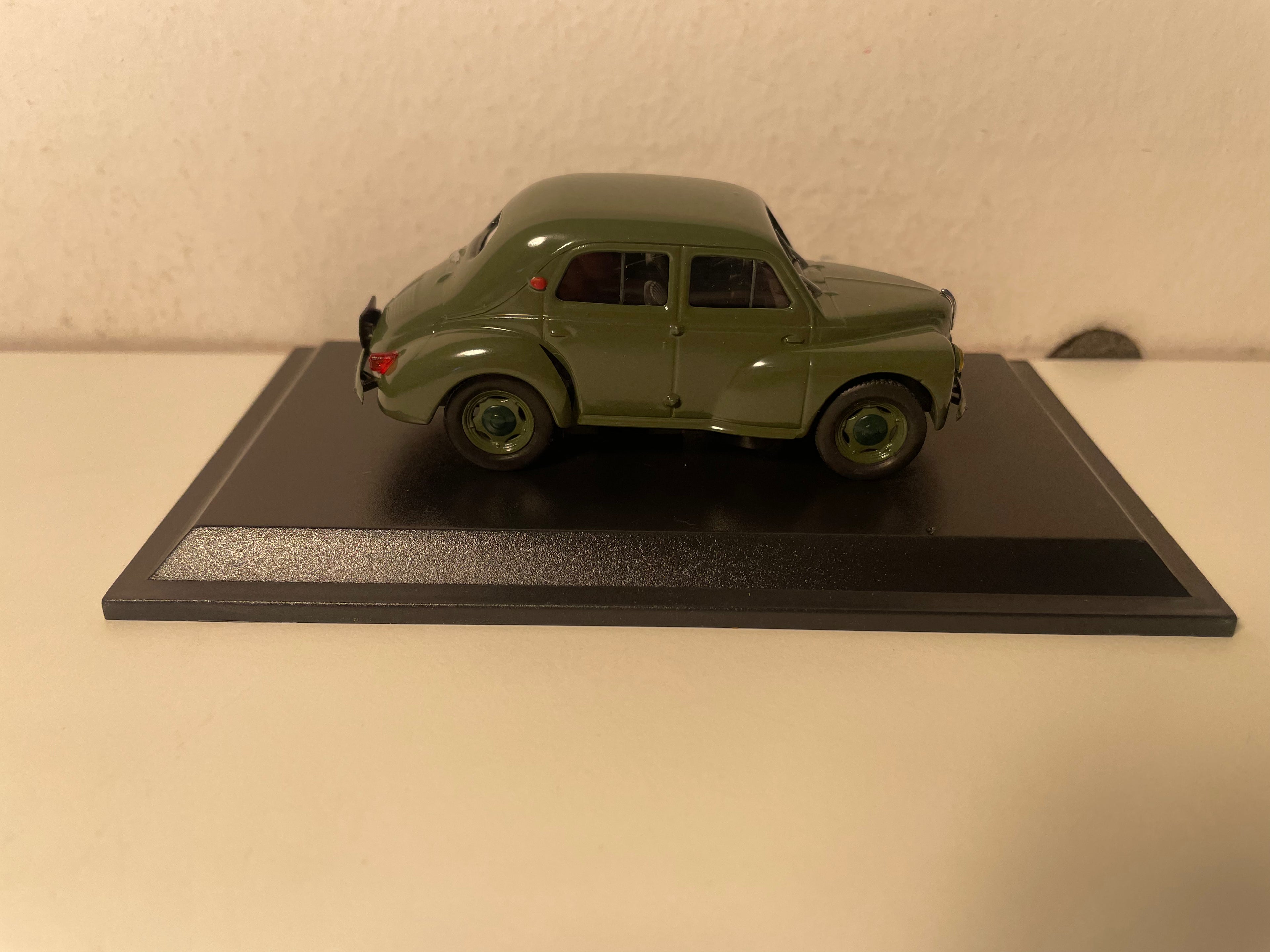 Renault 4 CV Affaires verte foncée de 1954 (blister)