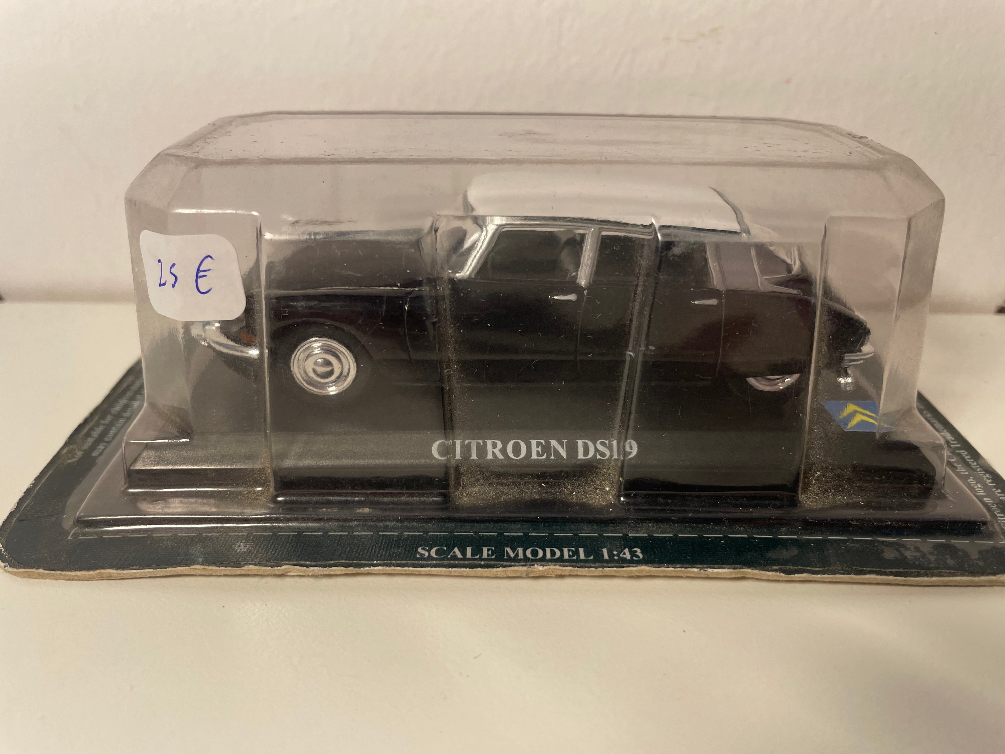 Citroën DS 19 black with white roof - Del Prado