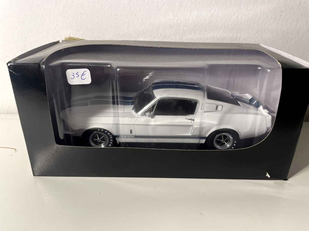 Shelby GT500 biała i niebieska z 1967 roku (Skala: 1/24)