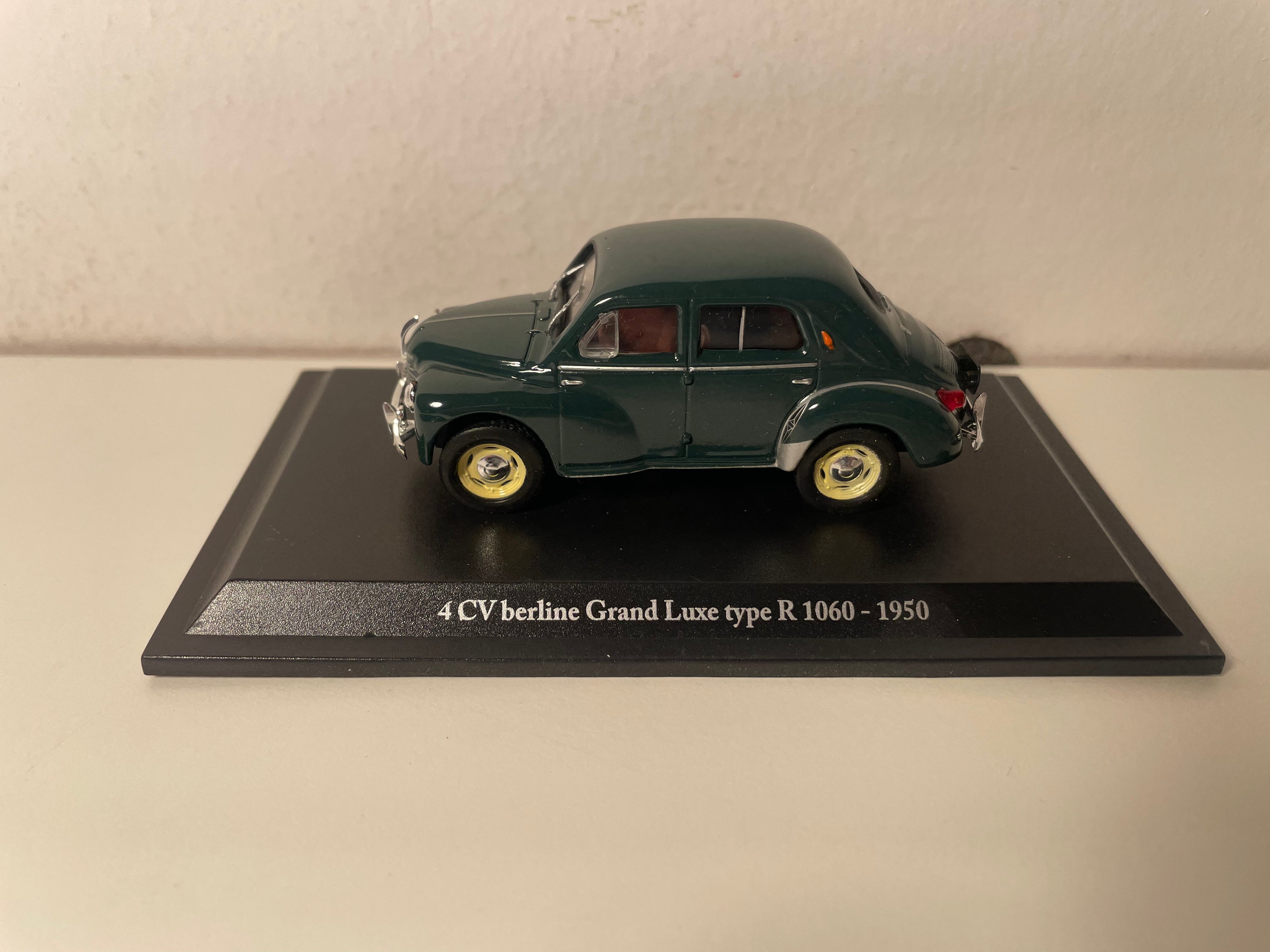 Renault 4 CV berlina Grand Luxe verde scuro tipo R 1060 del 1950 (blister)