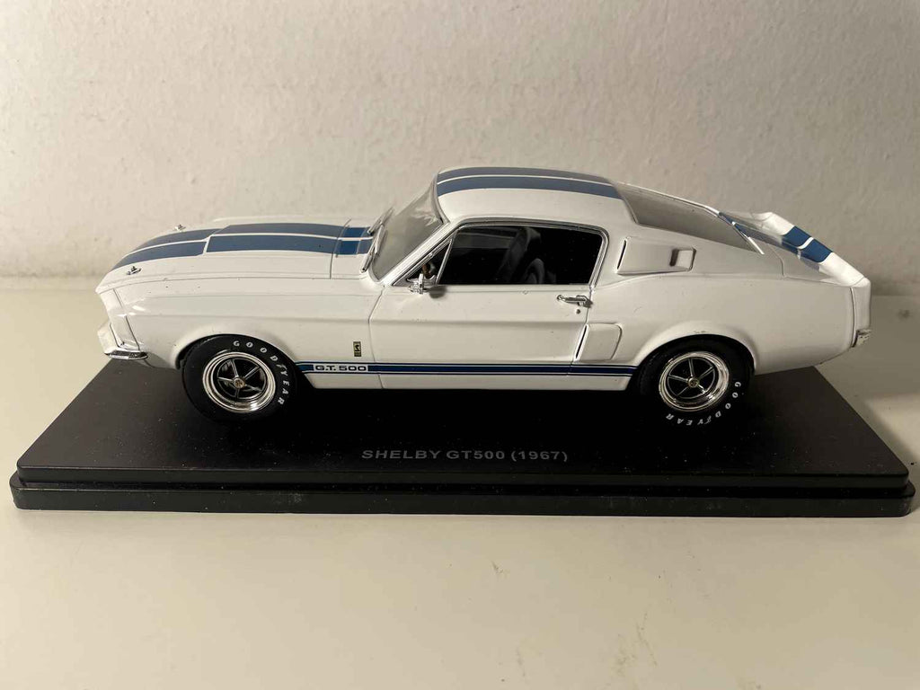 Shelby GT500 biała i niebieska z 1967 roku (Skala: 1/24)