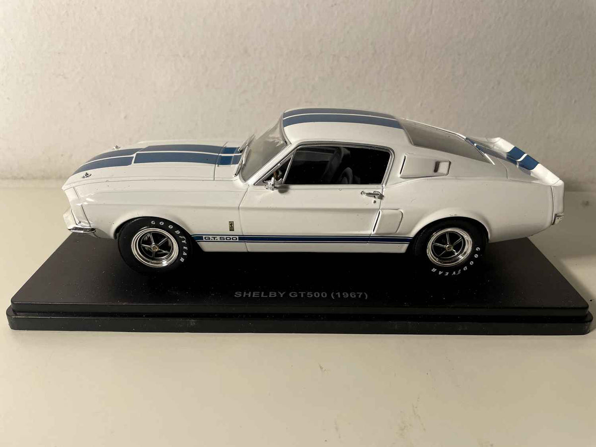 Shelby GT500 biała i niebieska z 1967 roku (Skala: 1/24)