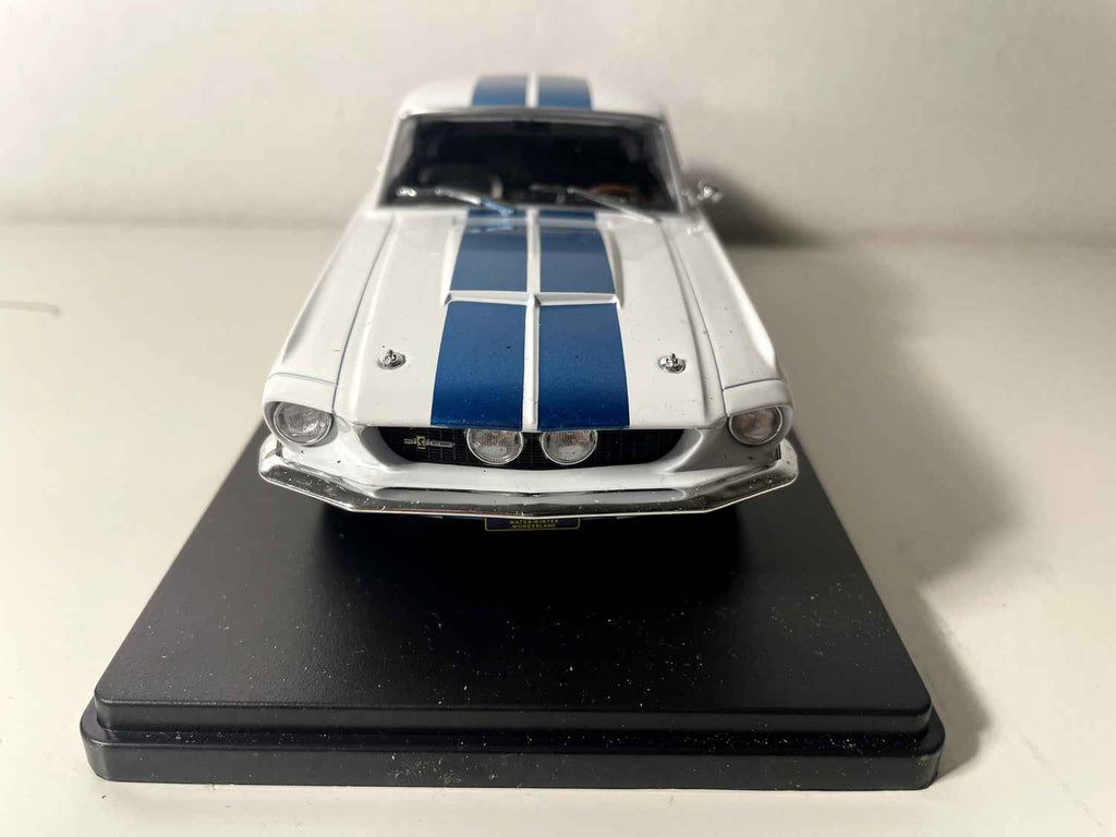 Shelby GT500 biała i niebieska z 1967 roku (Skala: 1/24)