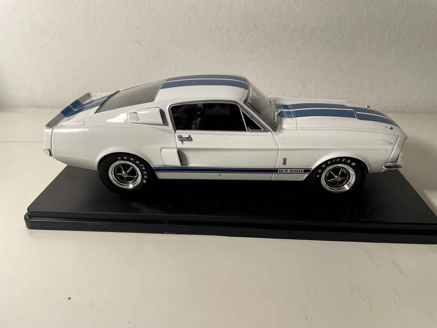 Shelby GT500 biała i niebieska z 1967 roku (Skala: 1/24)