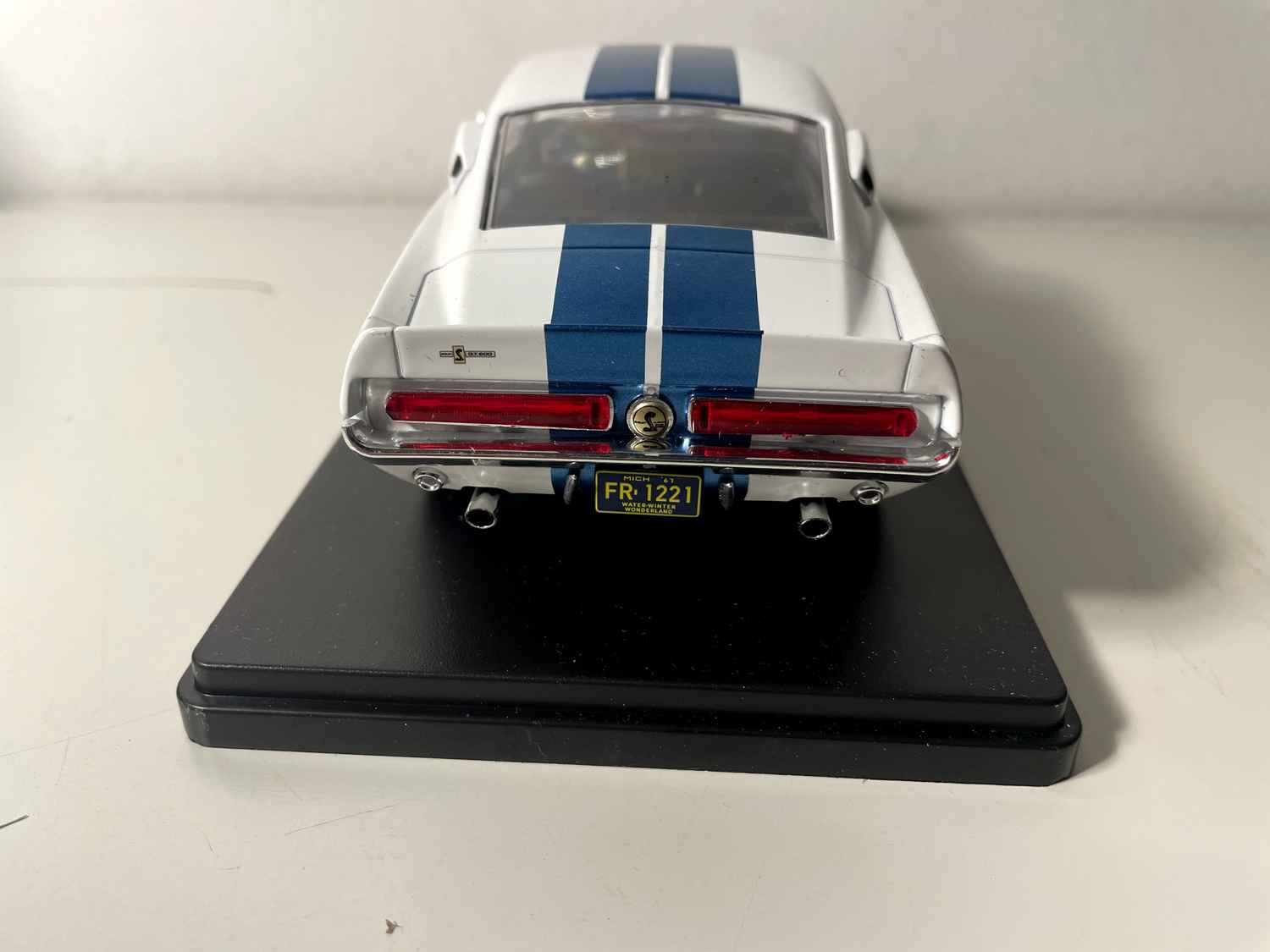 Shelby GT500 biała i niebieska z 1967 roku (Skala: 1/24)