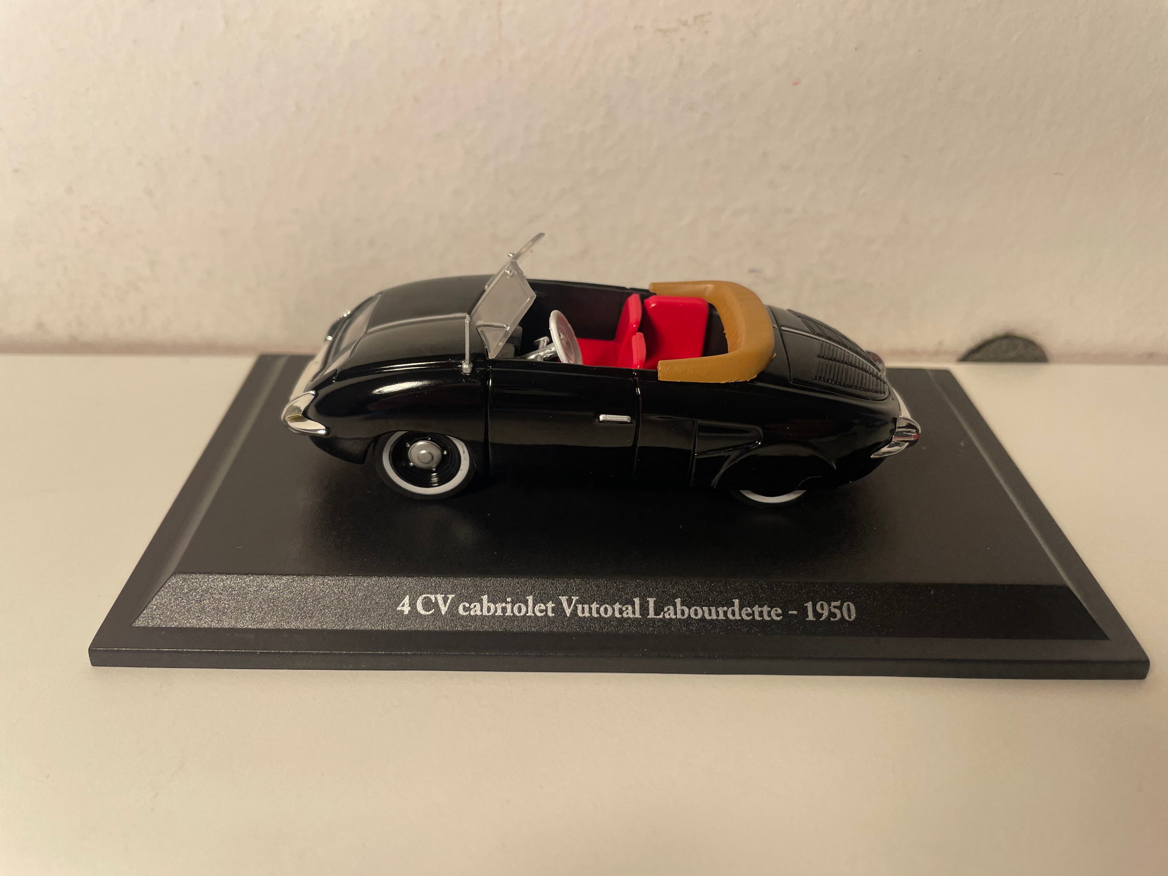 Renault 4 CV cabriolet Vutotal Labourdette noire de 1950 (blister)