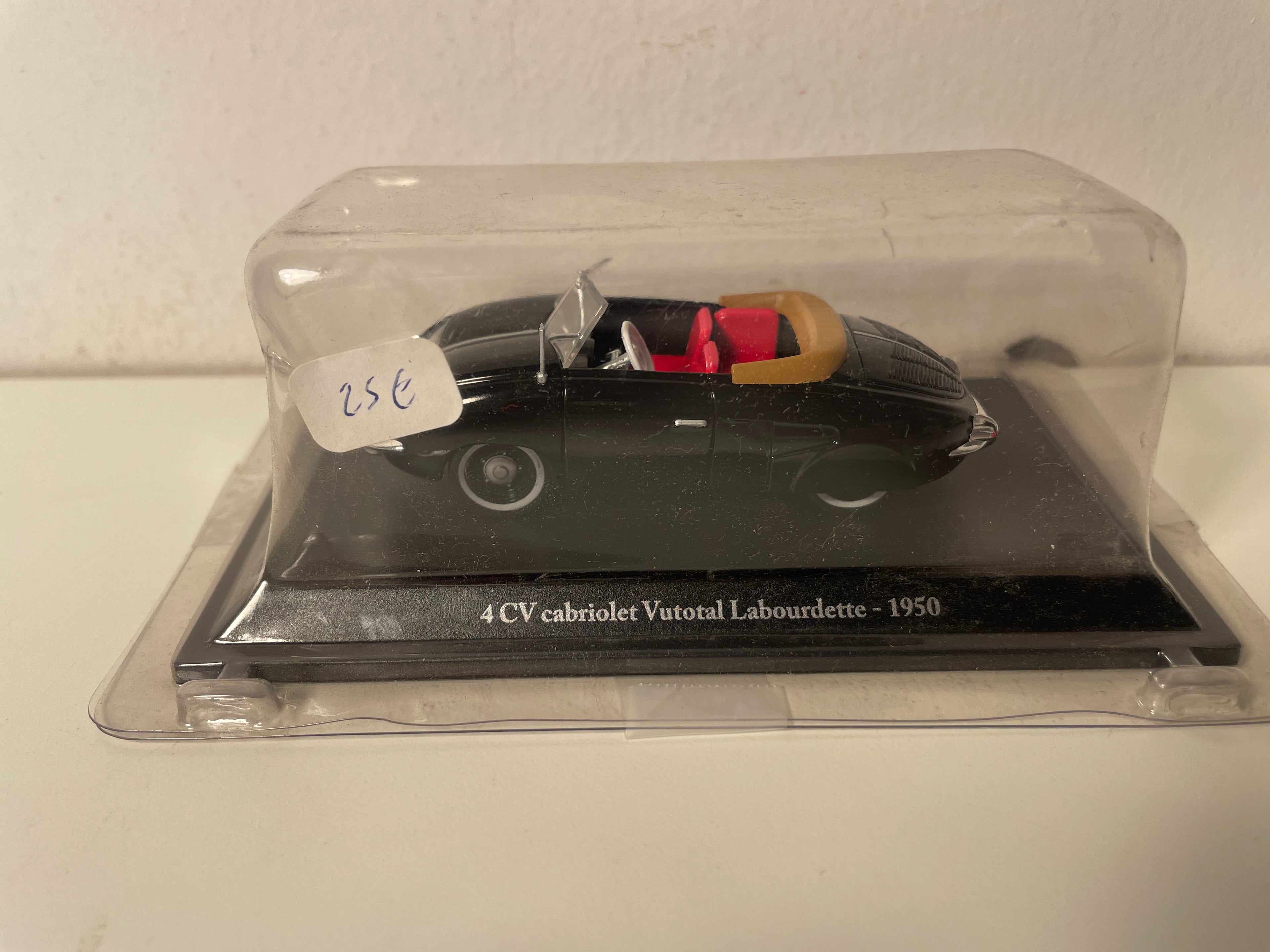 Renault 4 CV cabriolet Vutotal Labourdette noire de 1950 (blister)