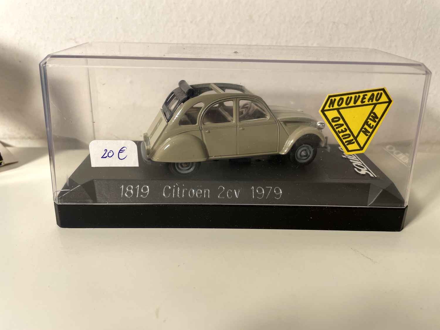 Citroën 2 cv beżowy z 1979 roku (Solido odniesienie 1819)