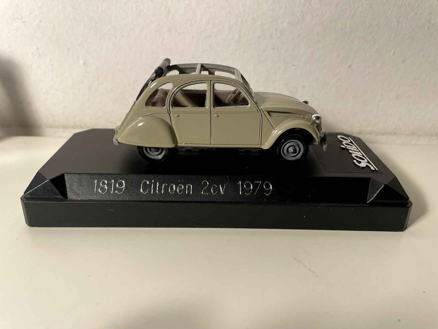 Citroën 2 cv beżowy z 1979 roku (Solido odniesienie 1819)