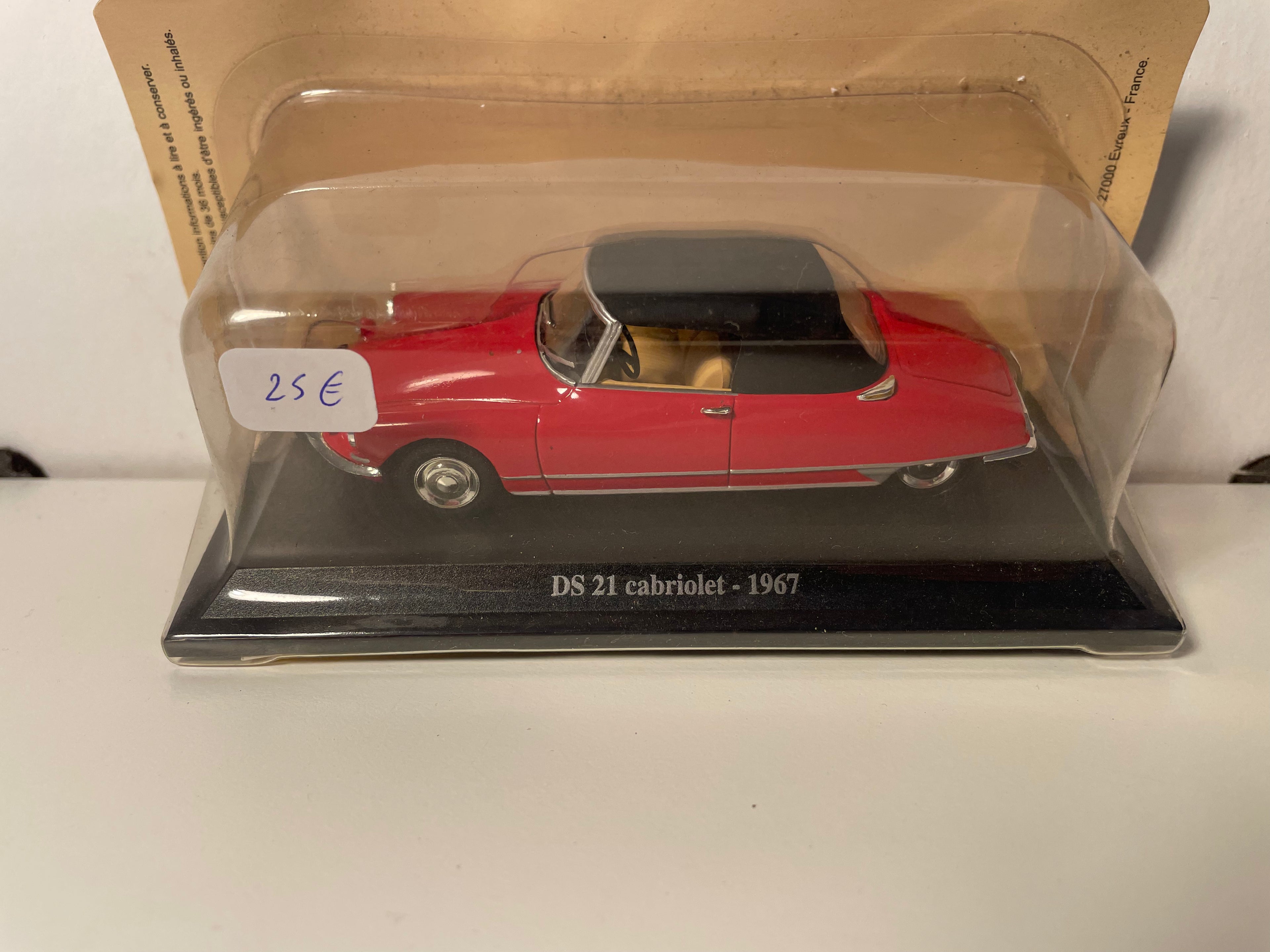 Citroën DS 21 cabriolet rouge et capote noire de 1967 (sous blister)