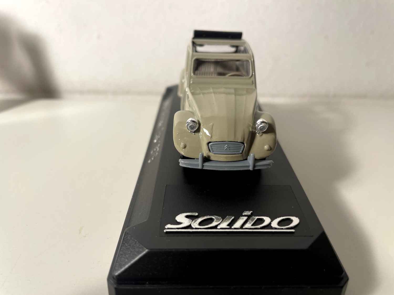 Citroën 2 cv beżowy z 1979 roku (Solido odniesienie 1819)