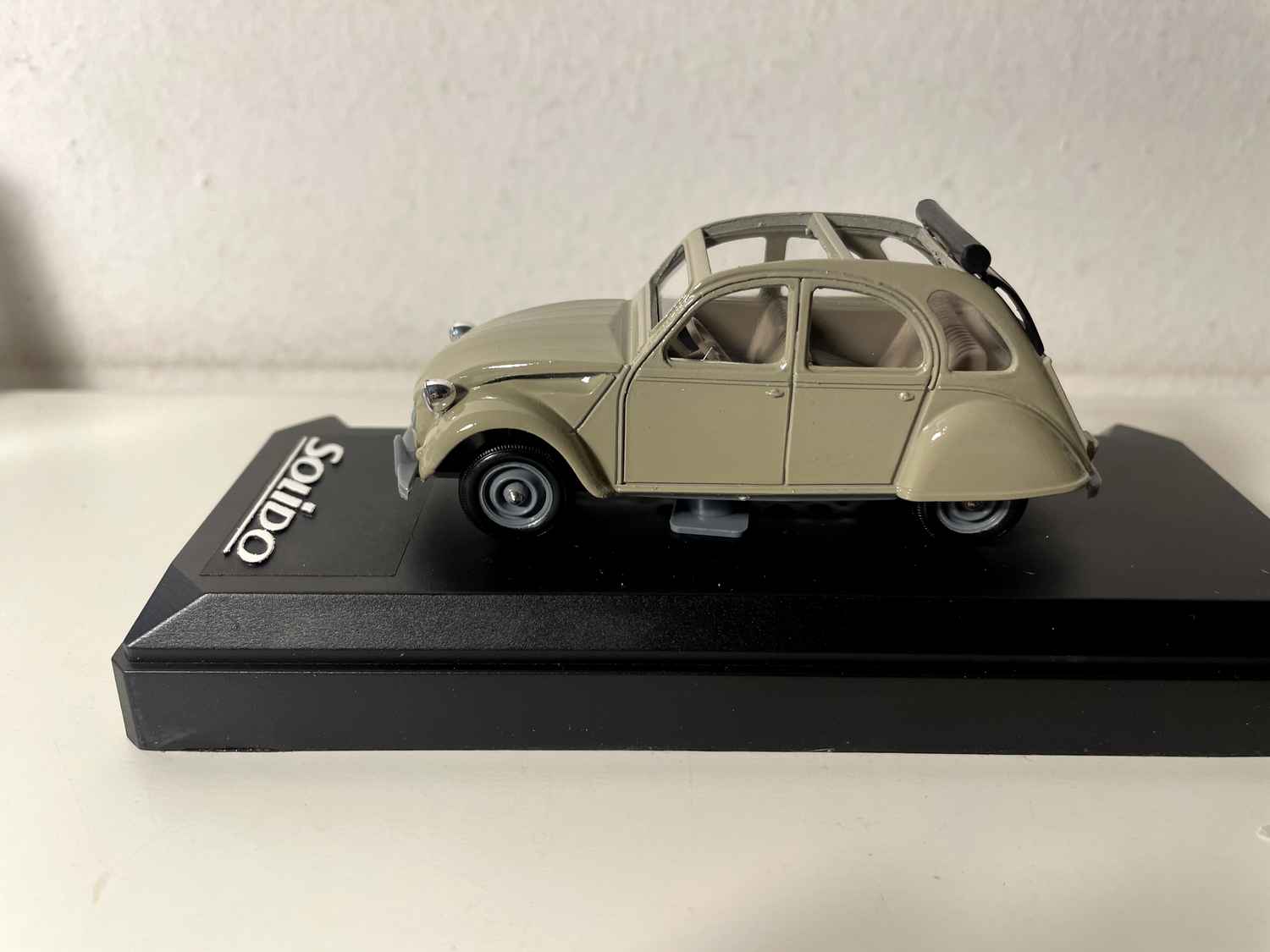 Citroën 2 cv beżowy z 1979 roku (Solido odniesienie 1819)