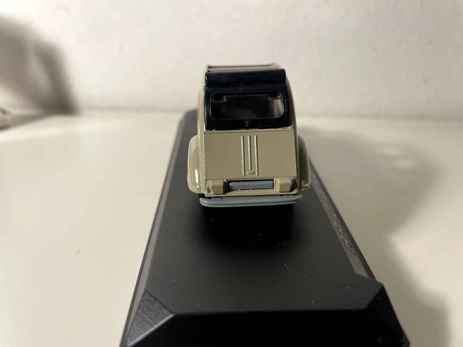 Citroën 2 cv beżowy z 1979 roku (Solido odniesienie 1819)