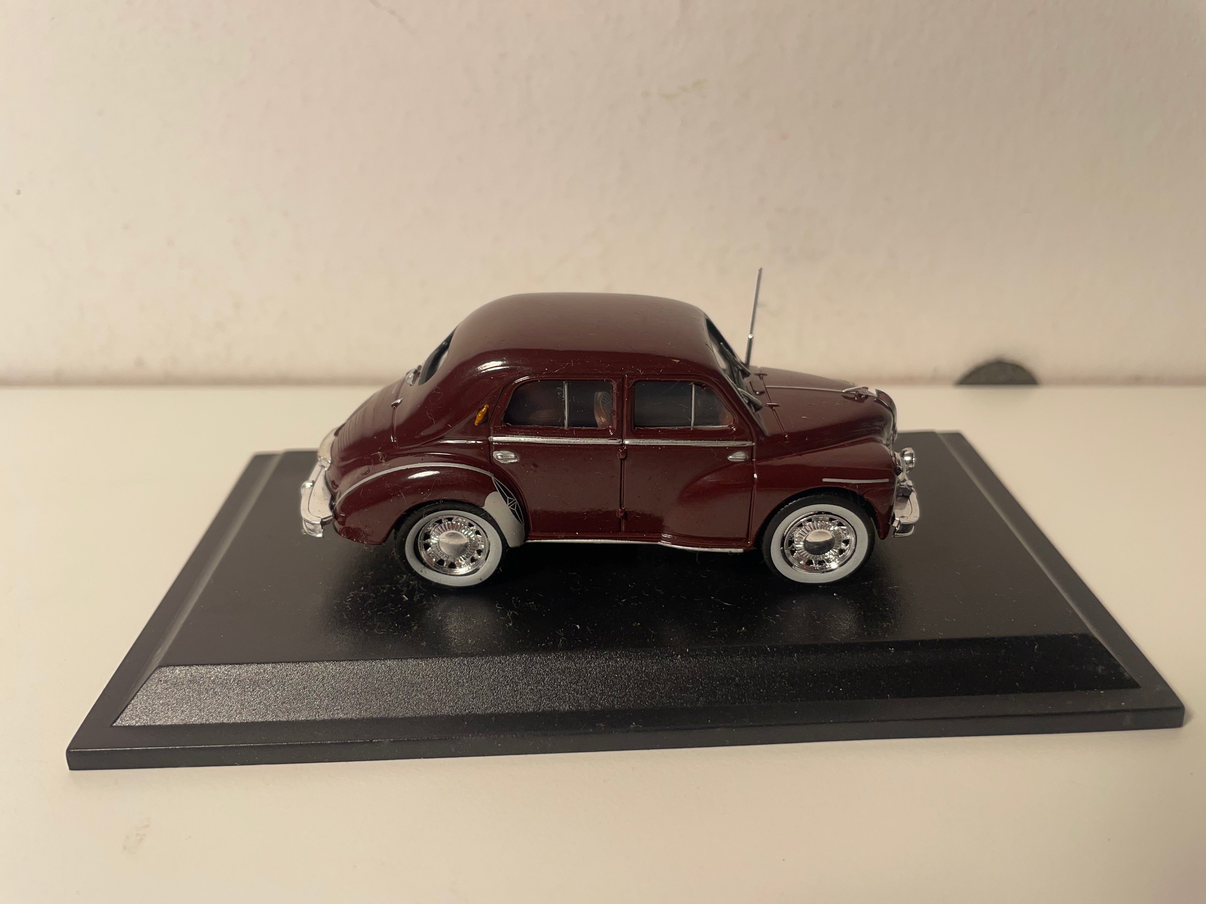 Renault 4 CV Bordeaux Equipped SAPRAR Type R 1060 from 1949 (Blister)