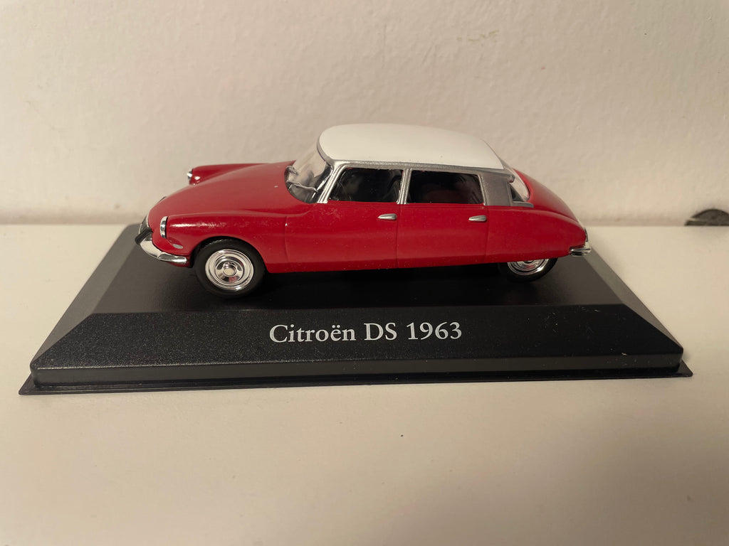 Citroën DS rouge et toit blanc de 1963