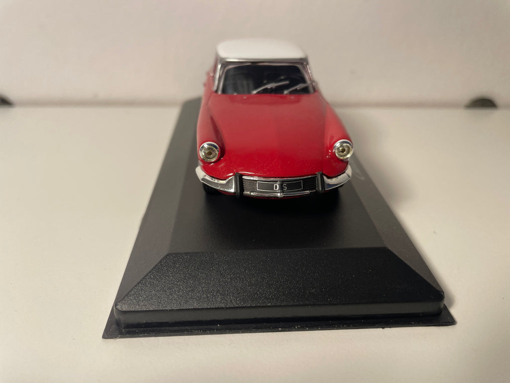Citroën DS rouge et toit blanc de 1963