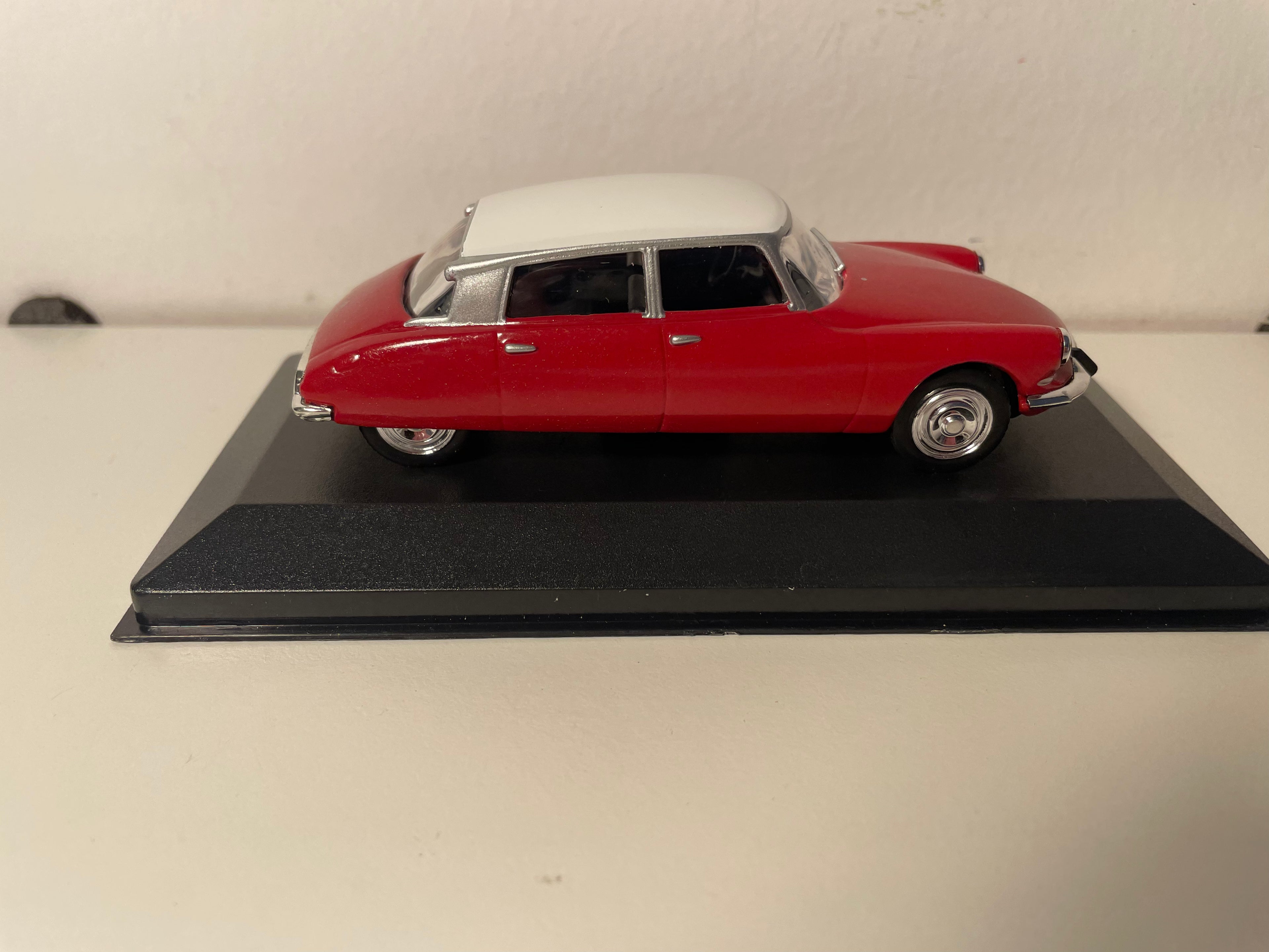 Citroën DS rojo y techo blanco de 1963