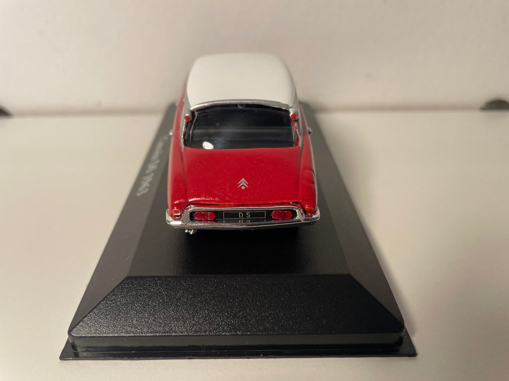 Citroën DS rouge et toit blanc de 1963