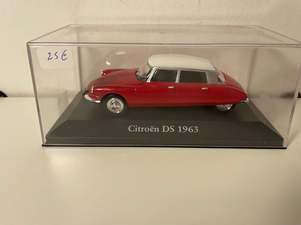 Citroën DS rouge et toit blanc de 1963