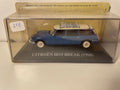 Citroën ID19 familiar azul con techo blanco roto y portaequipajes (caja de plexiglás)