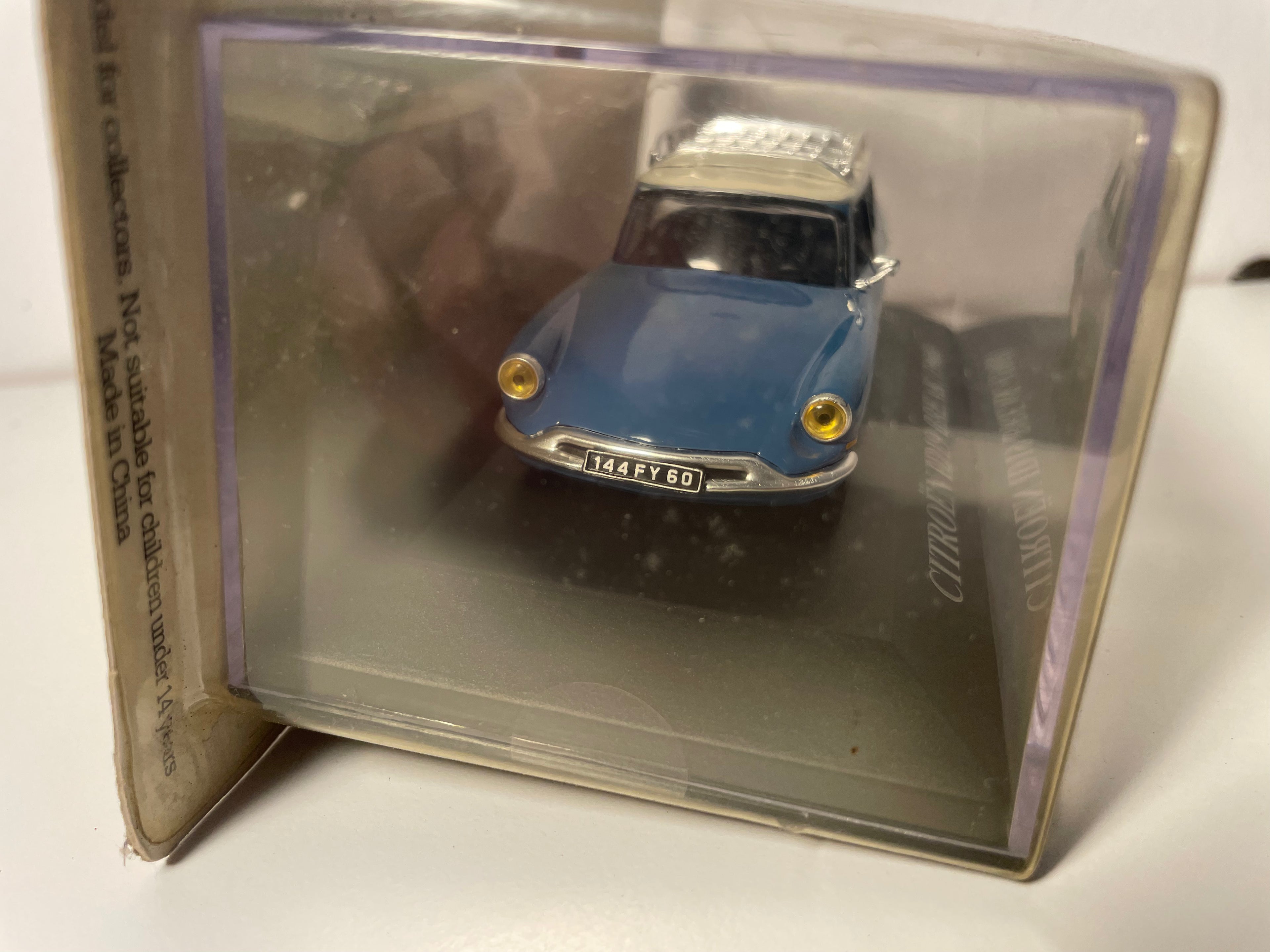 Citroën ID19 Blue Break und gebrochenes weißes Dach mit Galerie (Plexi -Box)